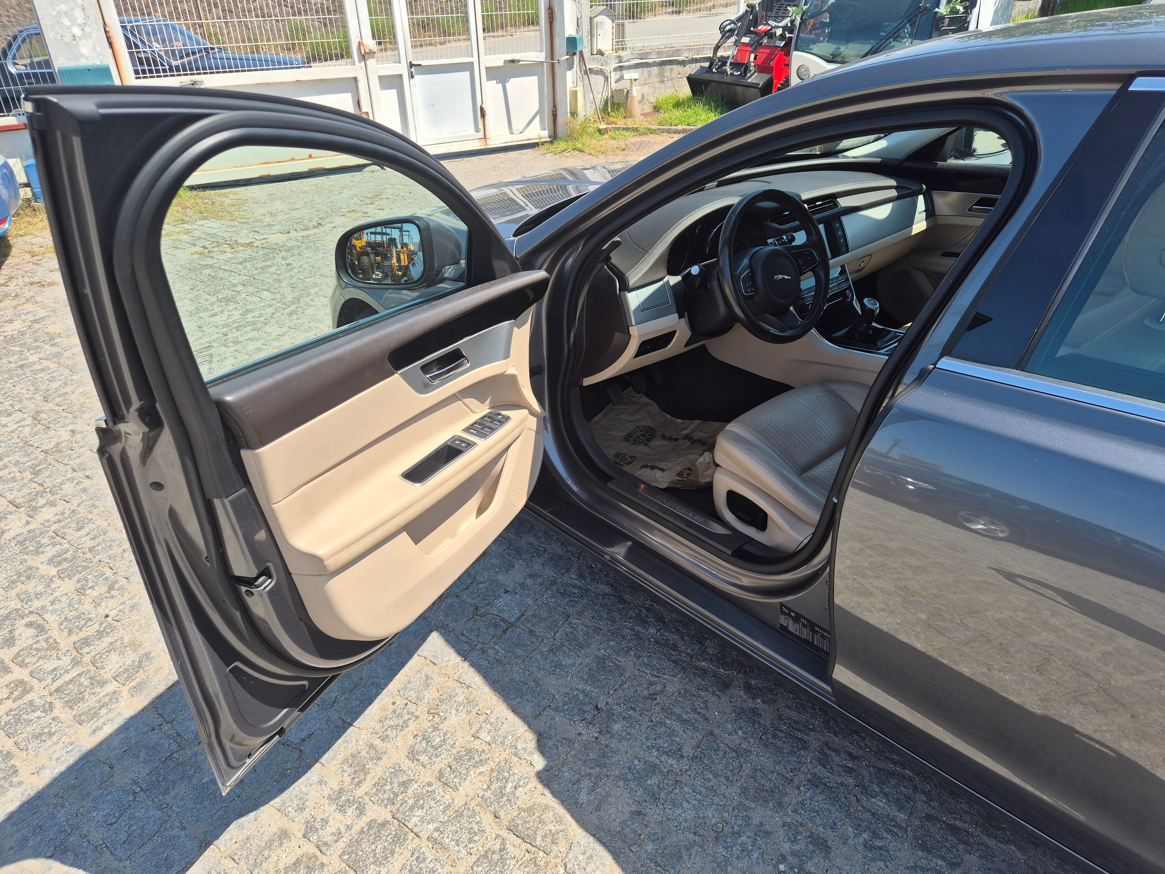 Jaguar XF II 2.0d · Ano 2016 — image 27