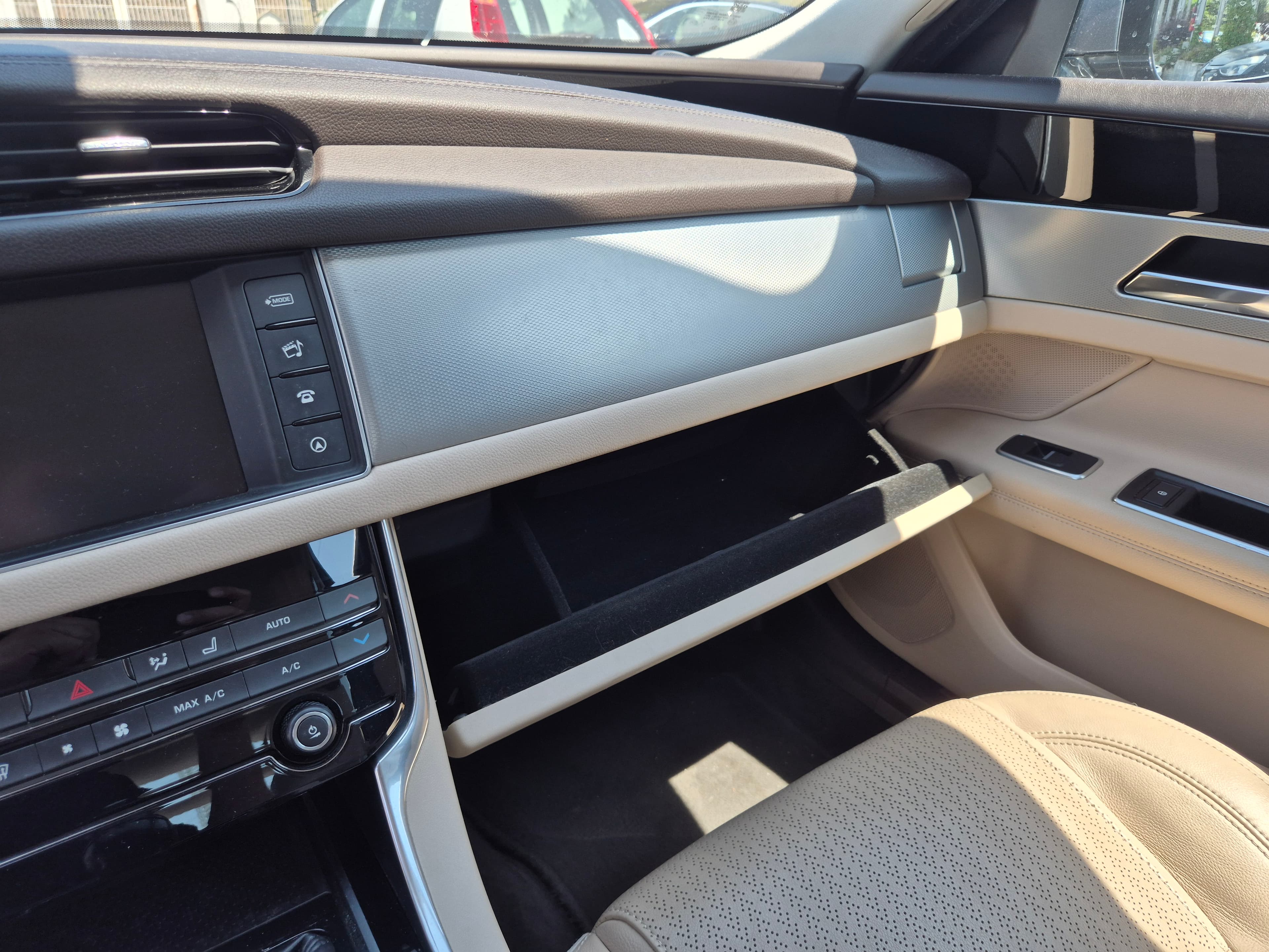 Jaguar XF II 2.0d · Ano 2016 — image 51