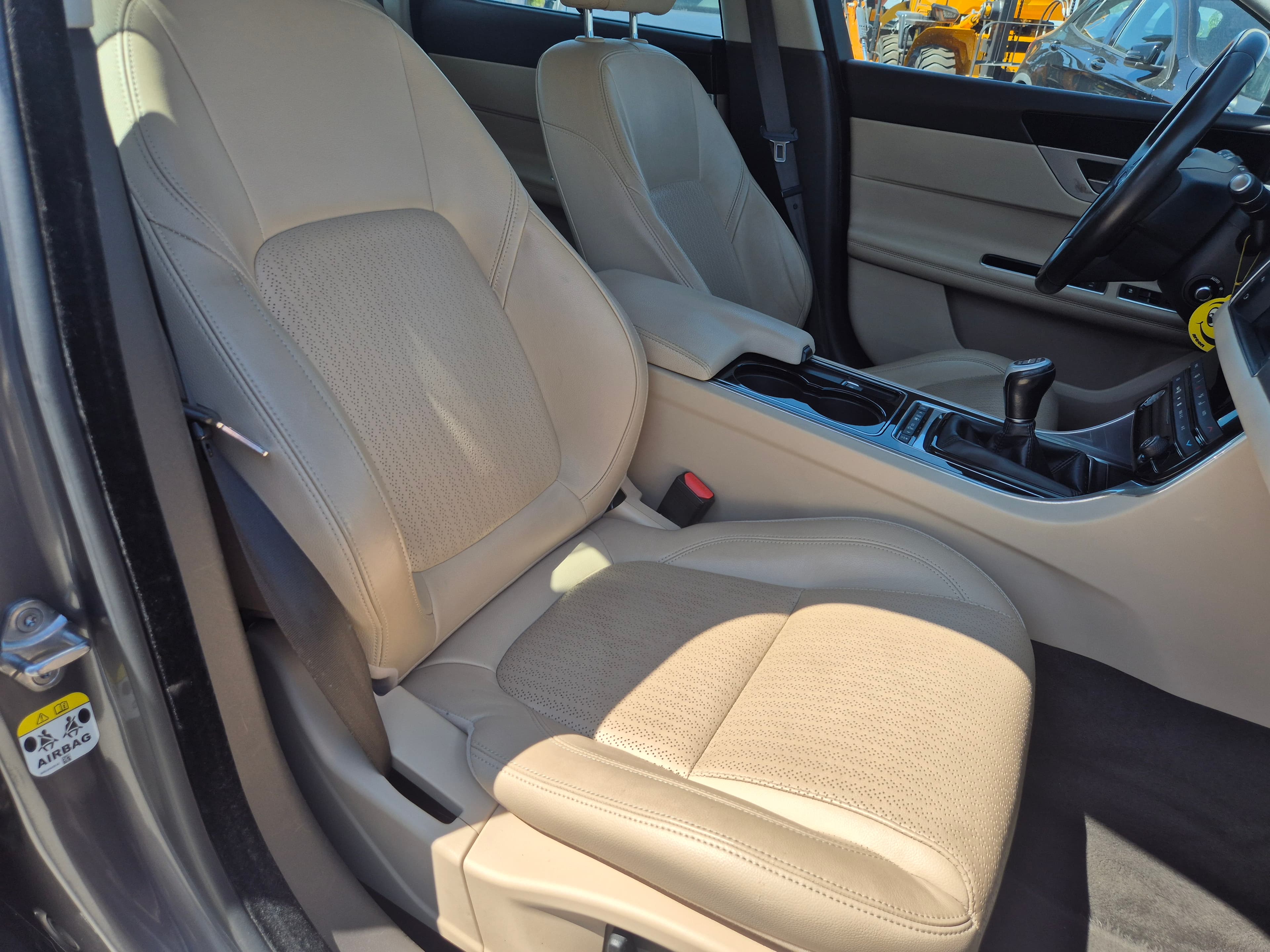 Jaguar XF II 2.0d · Ano 2016 — image 22