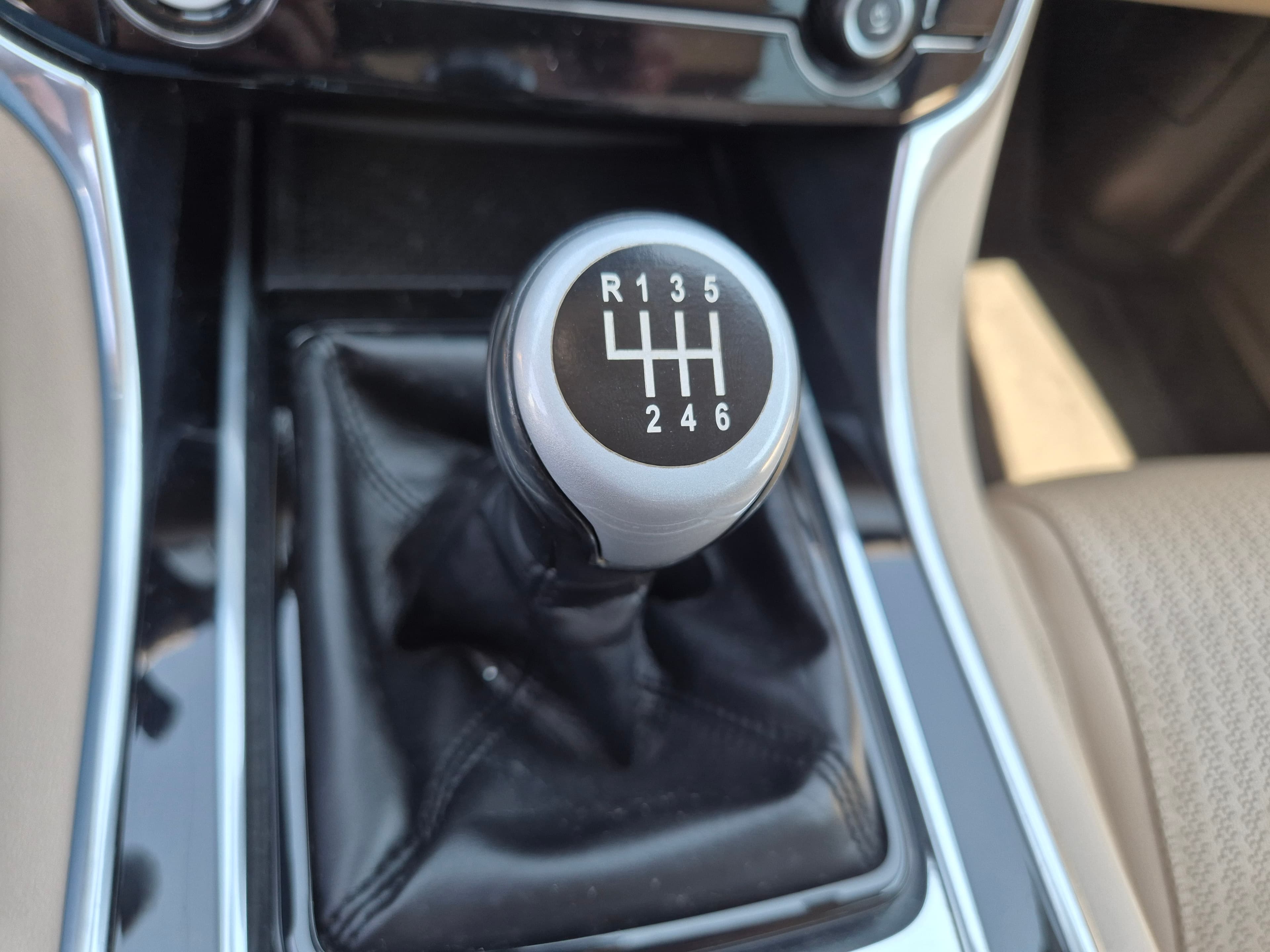 Jaguar XF II 2.0d · Ano 2016 — image 45