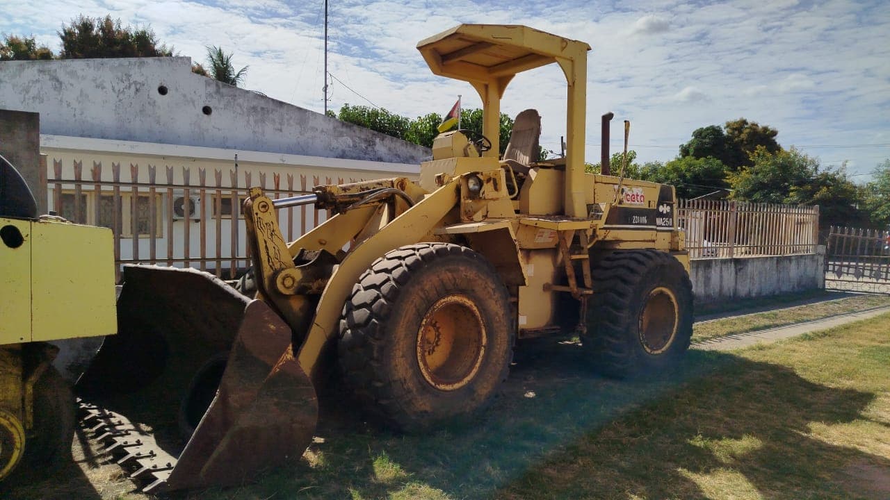 Pá Carregadeira Komatsu WA250-1 — imagem 1