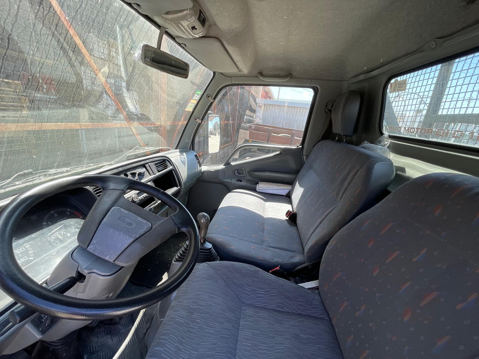 Mitsubishi Canter · Ano 2002 — imagem 6