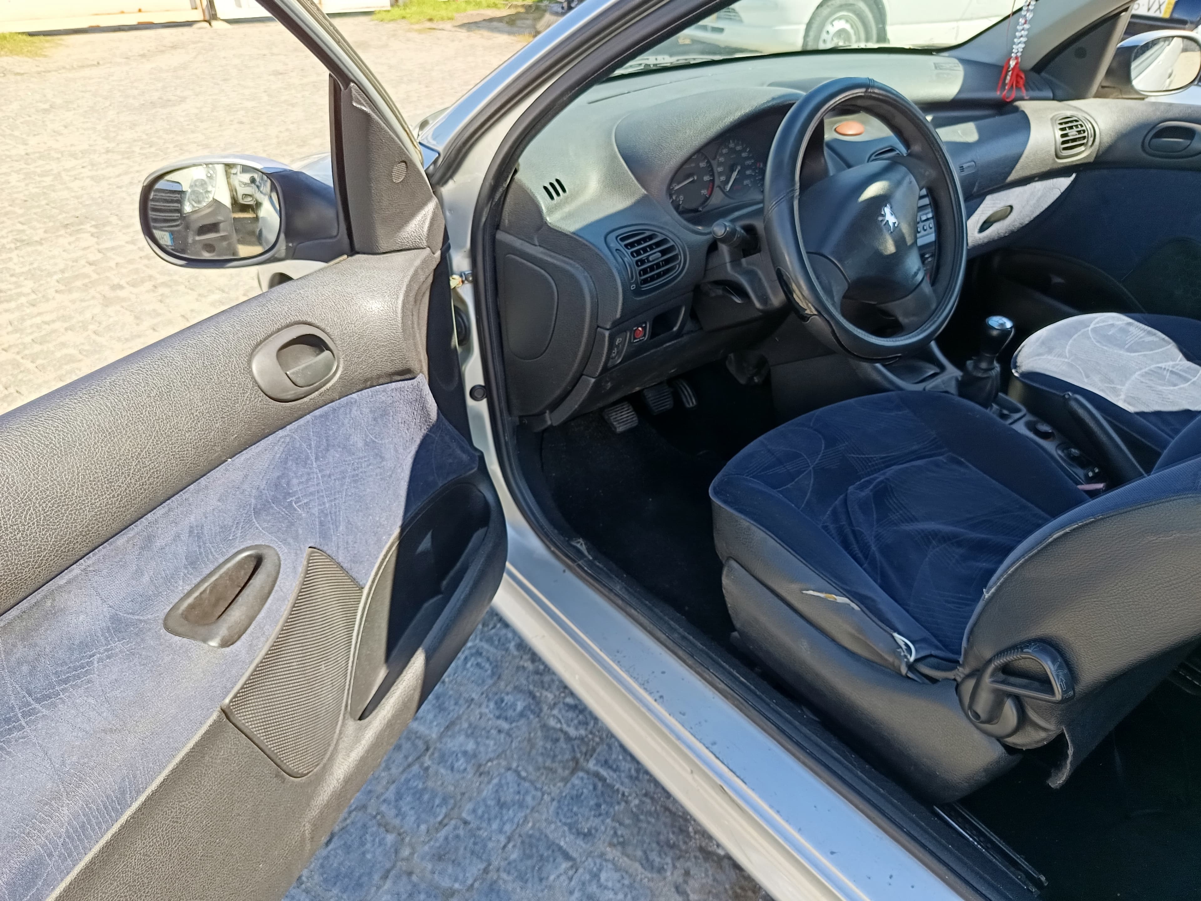 Peugeot 206 · Ano 2001 — imagem 24