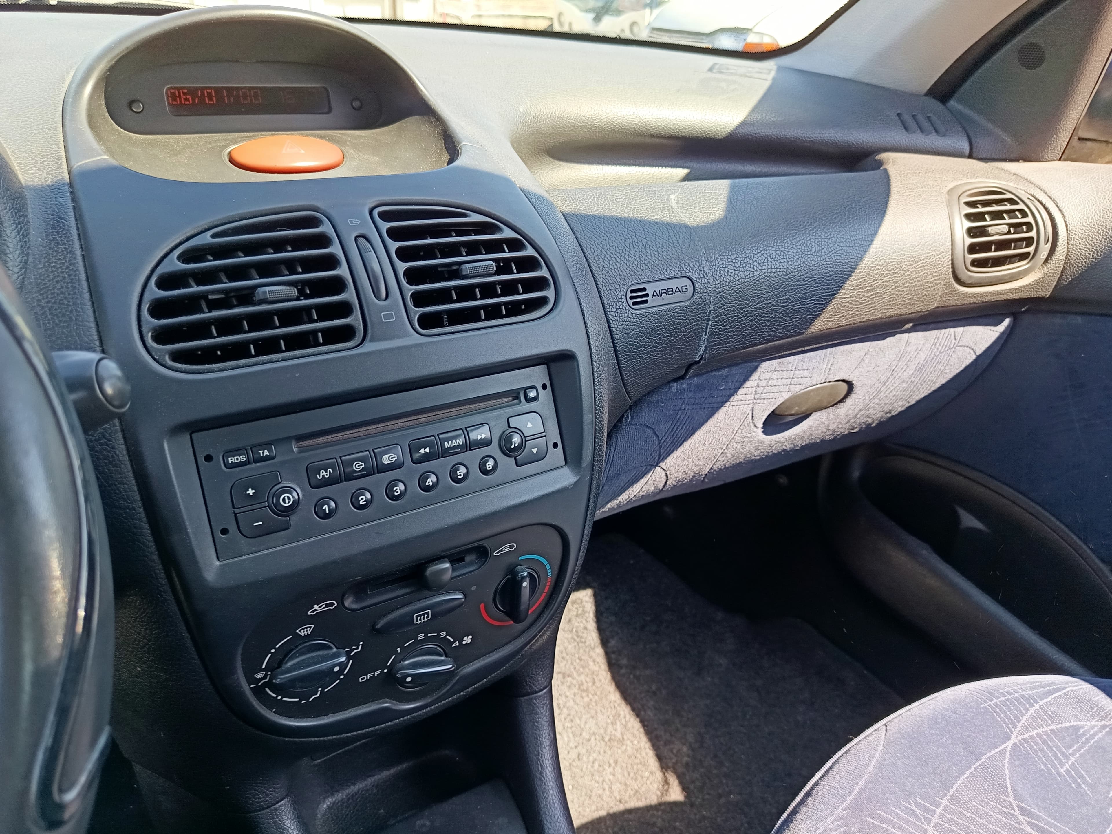 Peugeot 206 · Ano 2001 — imagem 31