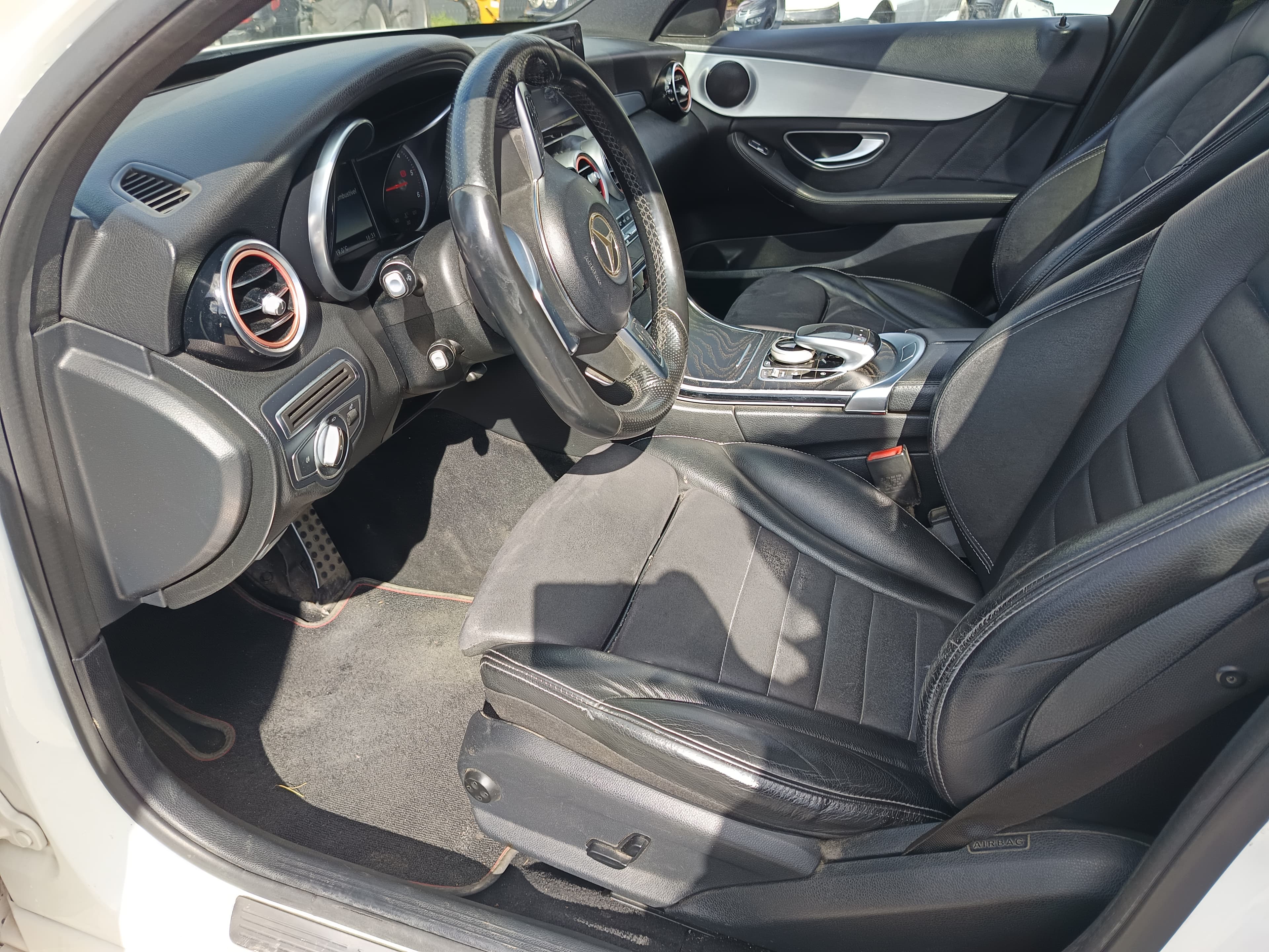 Mercedes-Benz C220 AMG · Ano 2017 — image 32