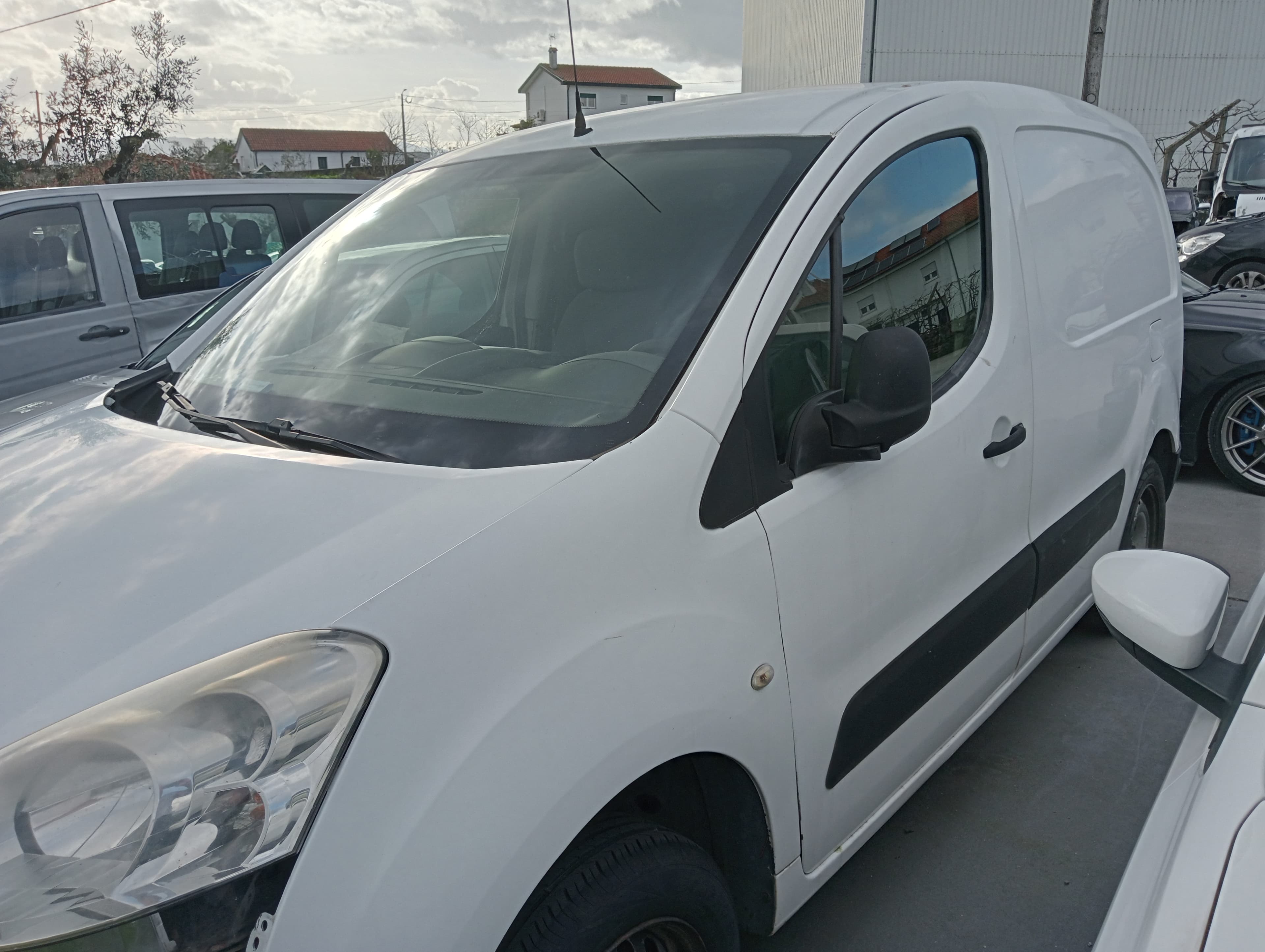 Peugeot Partner · Ano 2012 — imagem 2