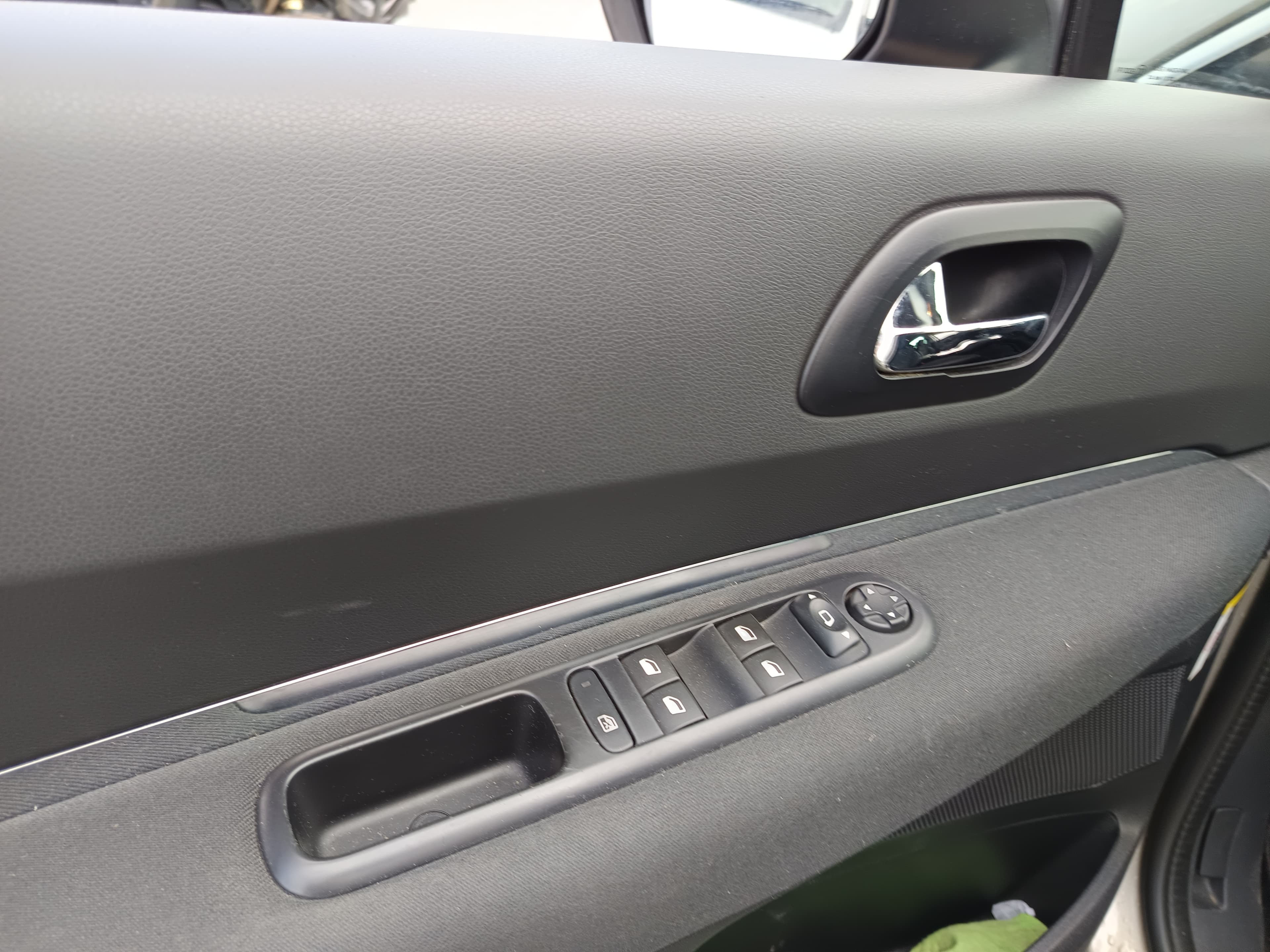 Peugeot 3008 · Ano 2015 — imagen 32