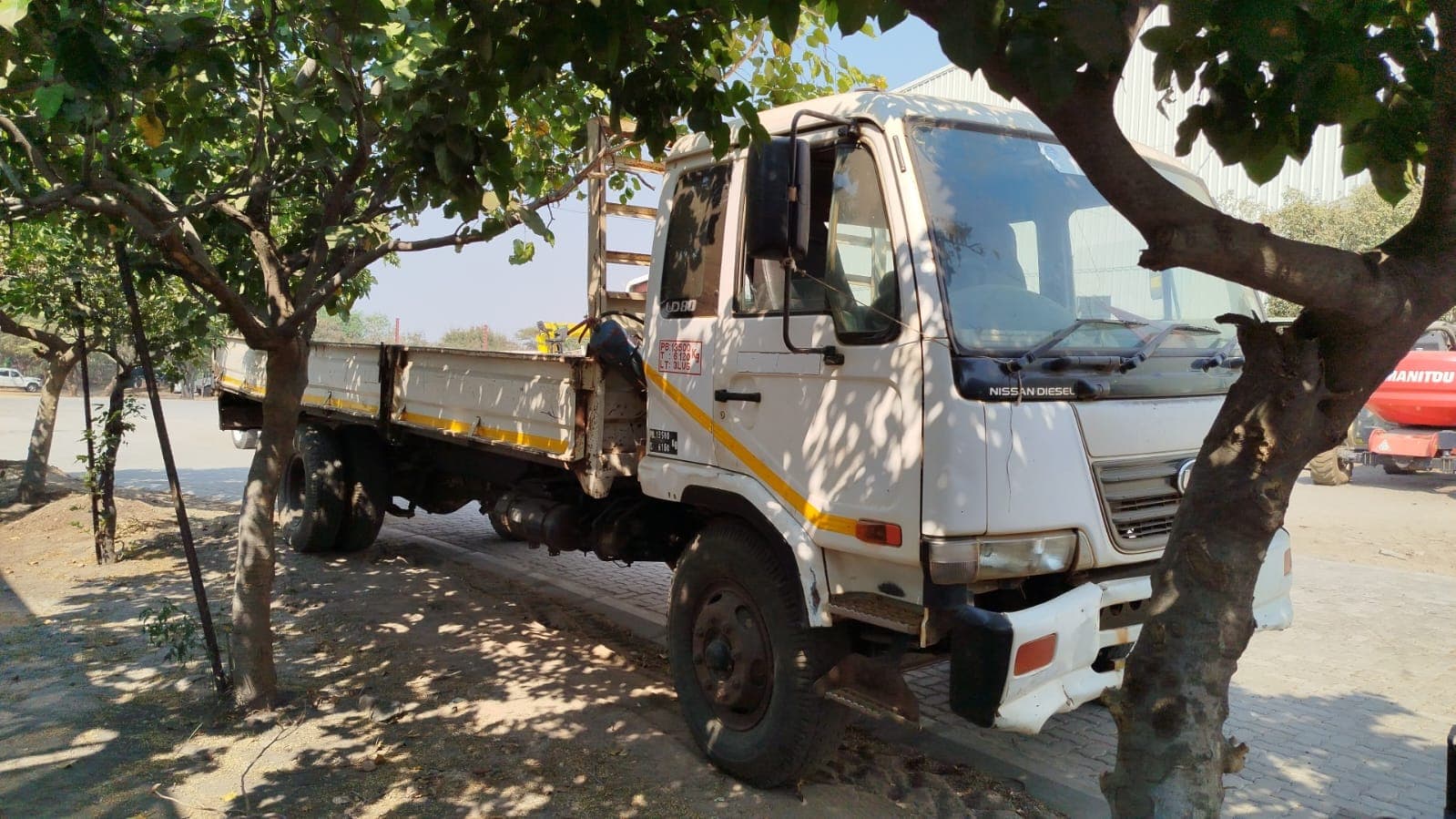 Nissan UD80 5,30m - 2003 — imagem 2