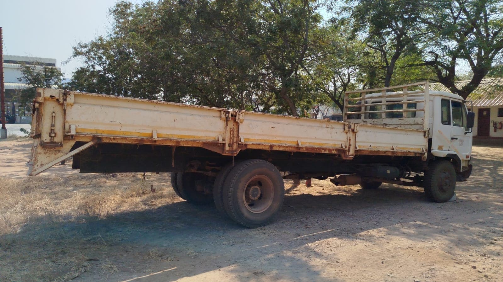 Nissan UD80 5,30m - 2003 — imagem 5