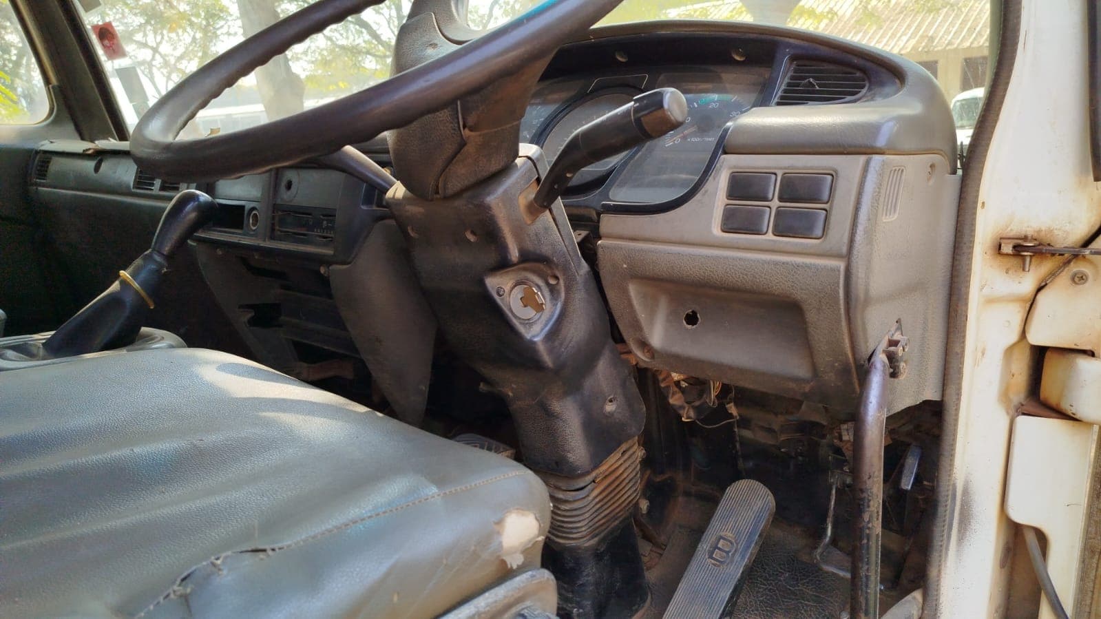 Nissan UD80 5,30m - 2003 — imagem 17