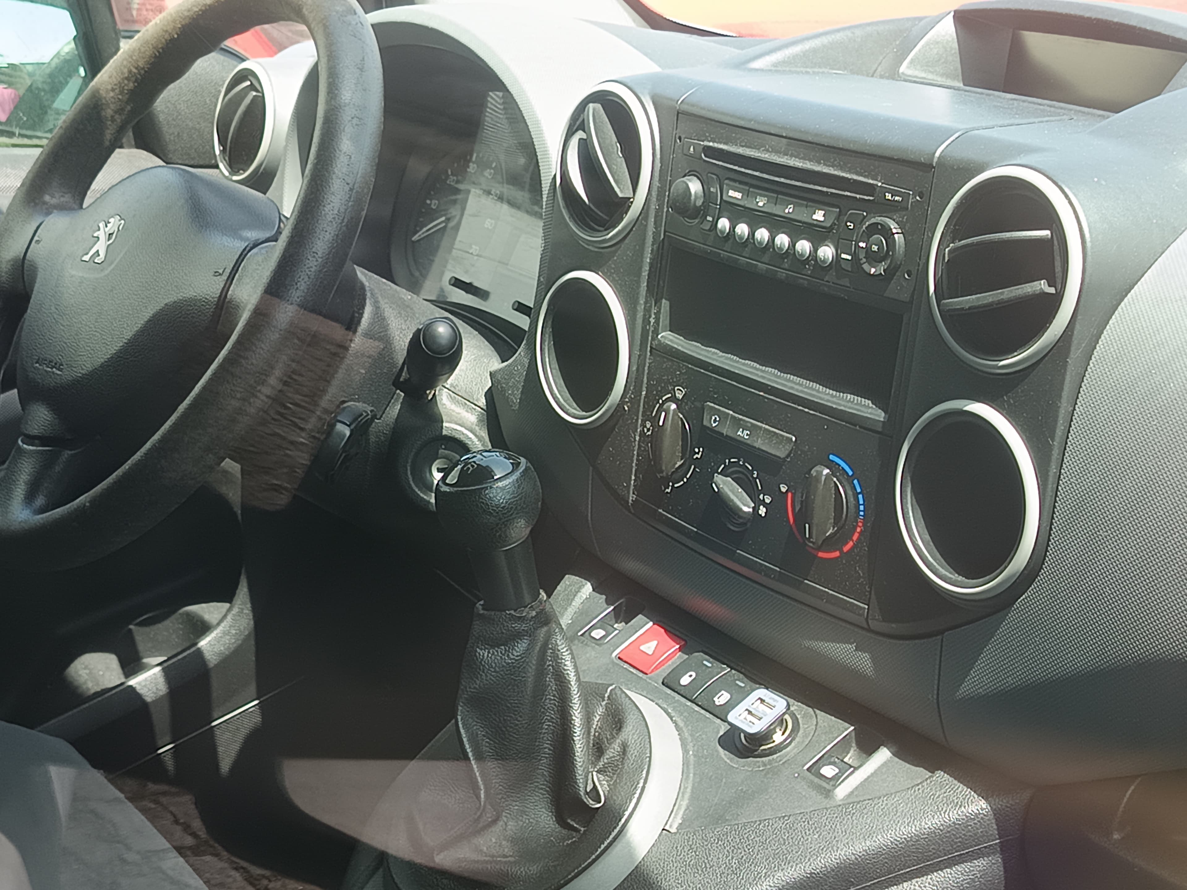 Peugeot Partner · Ano 2015 — imagem 17