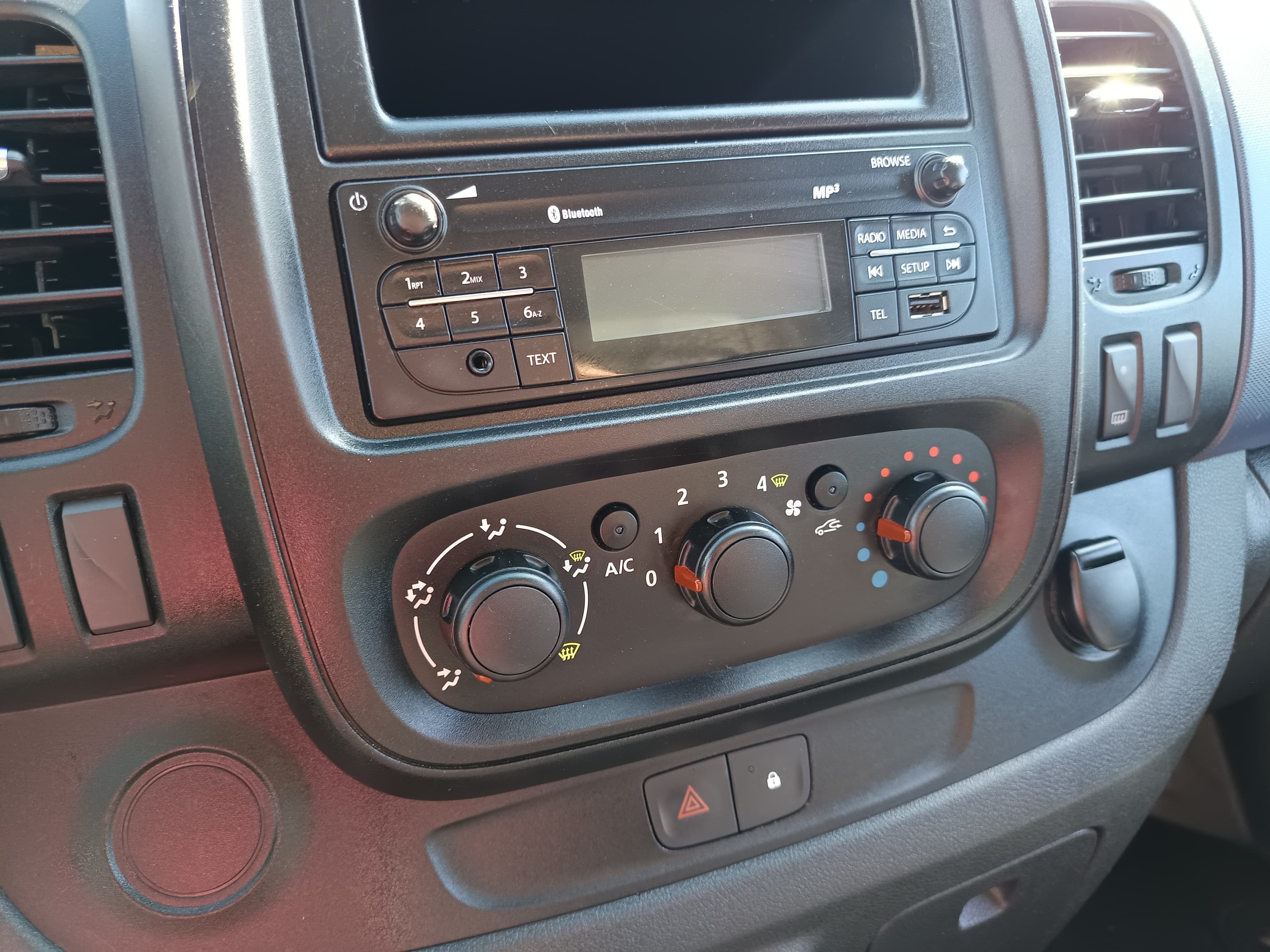 Opel Vívaro · Ano 2014 — imagem 29