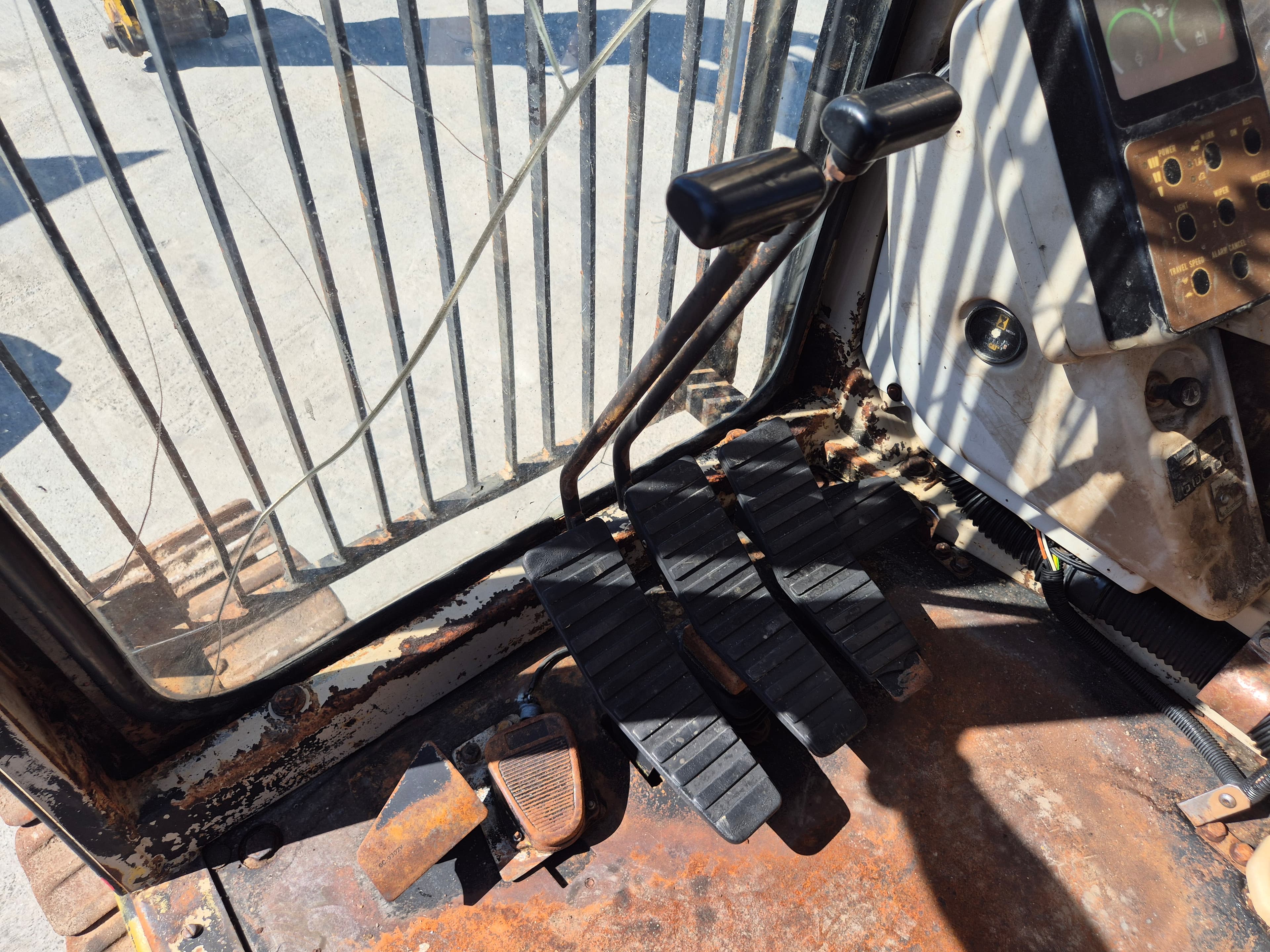 Escavadora Caterpillar — image 24