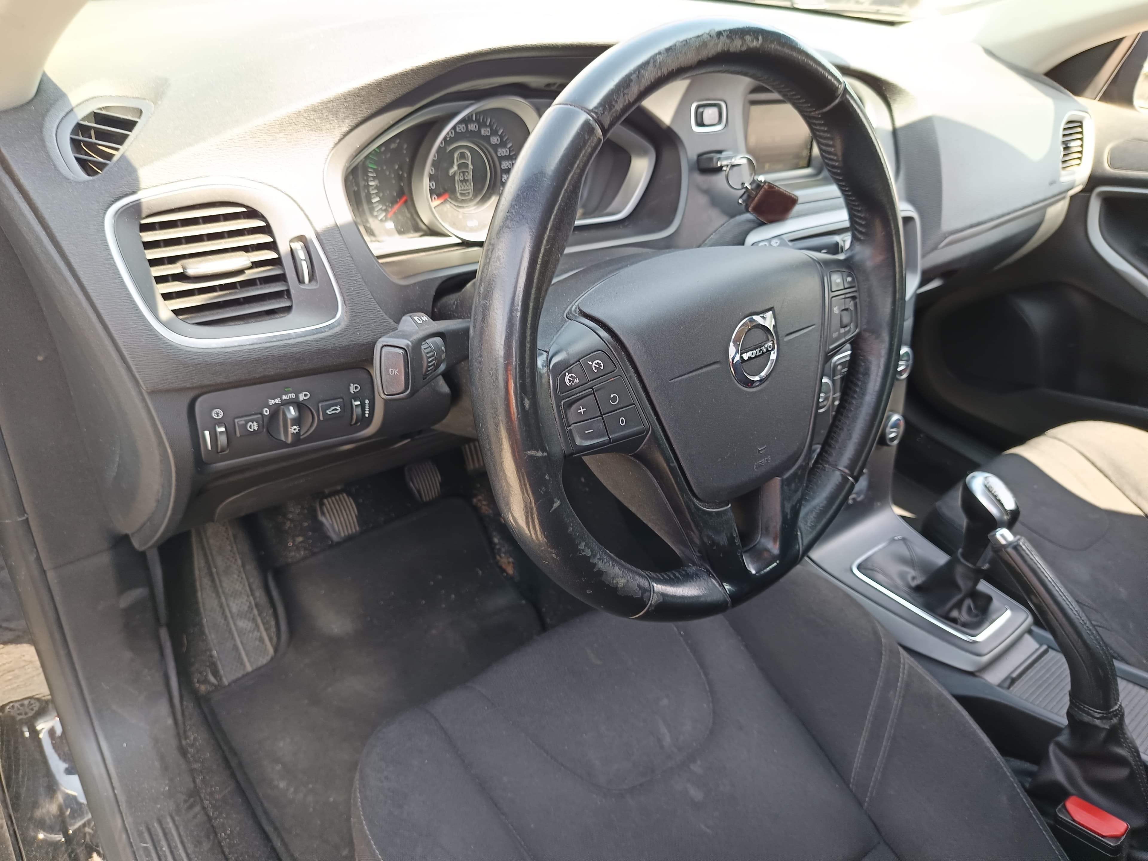 Volvo V40 · Ano 2016 — image 17