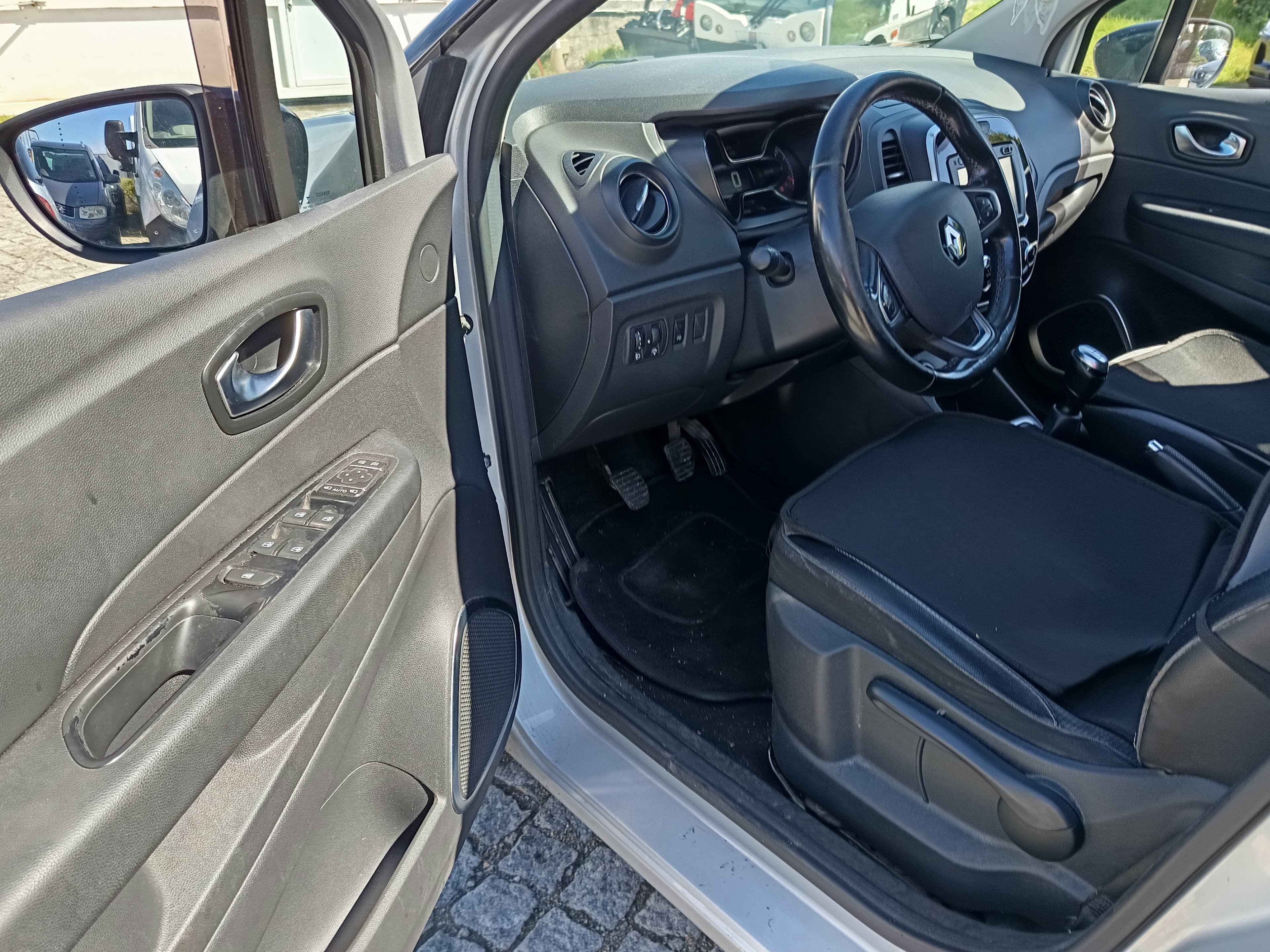 Renault Captur · Ano 2018 — image 39