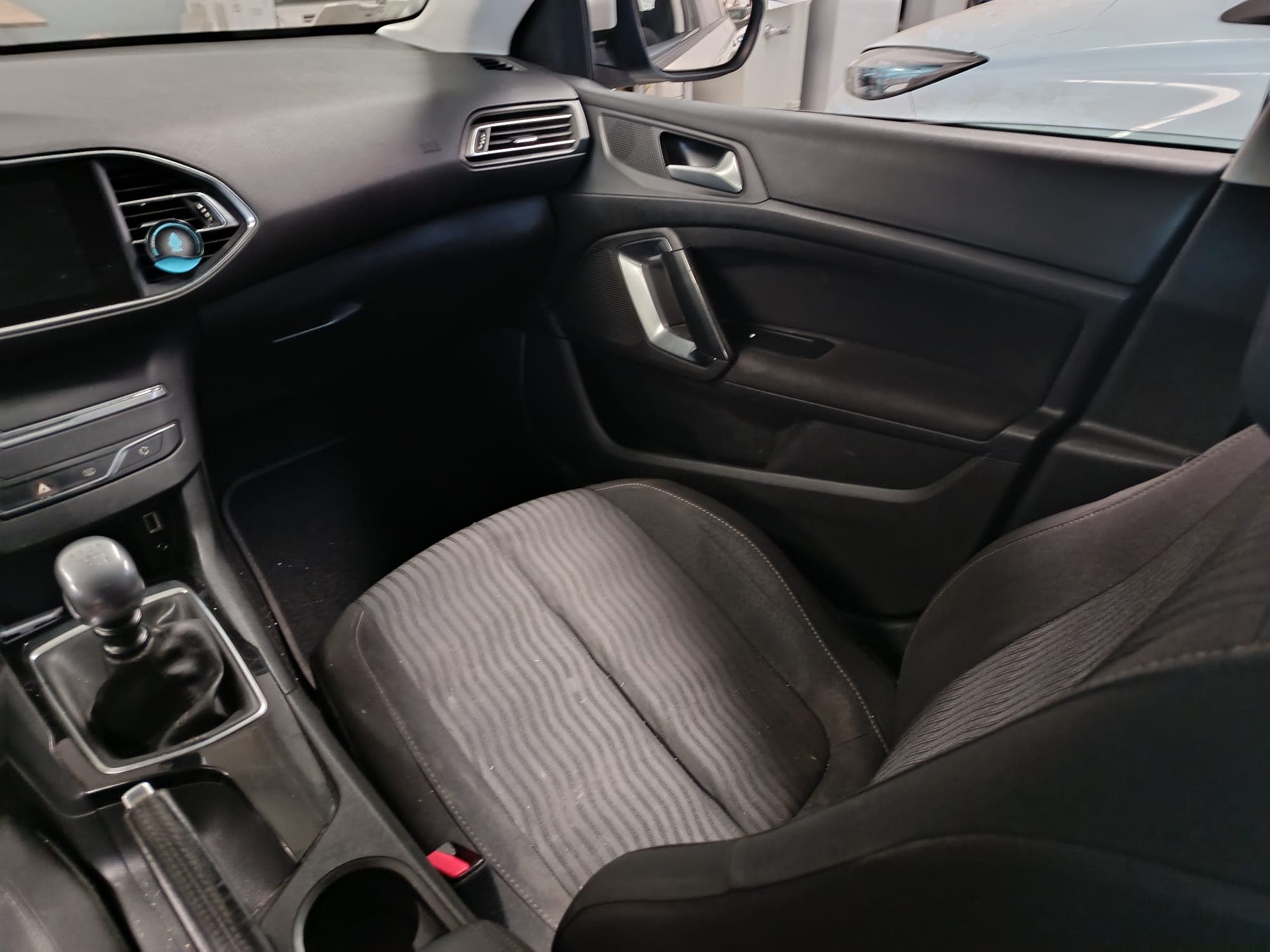 Peugeot 308 II SW · Ano 2017 — image 14