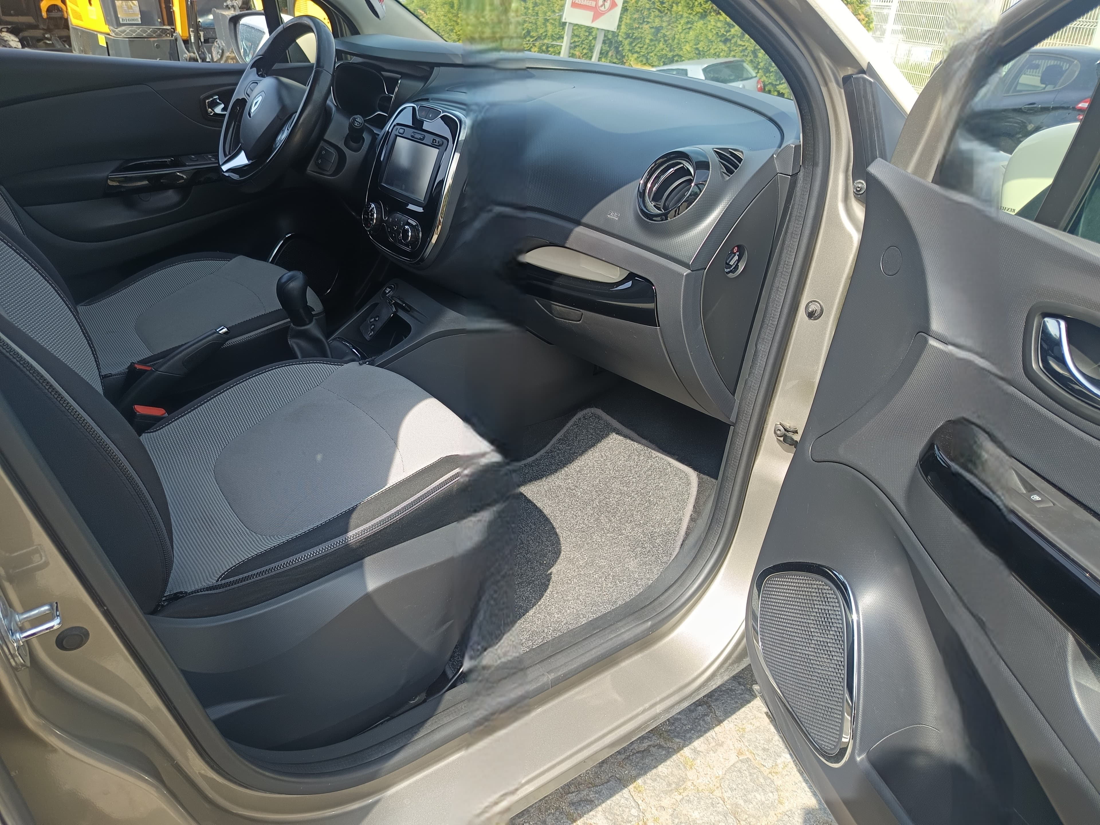 Renault Captur · Ano 2015 — image 27