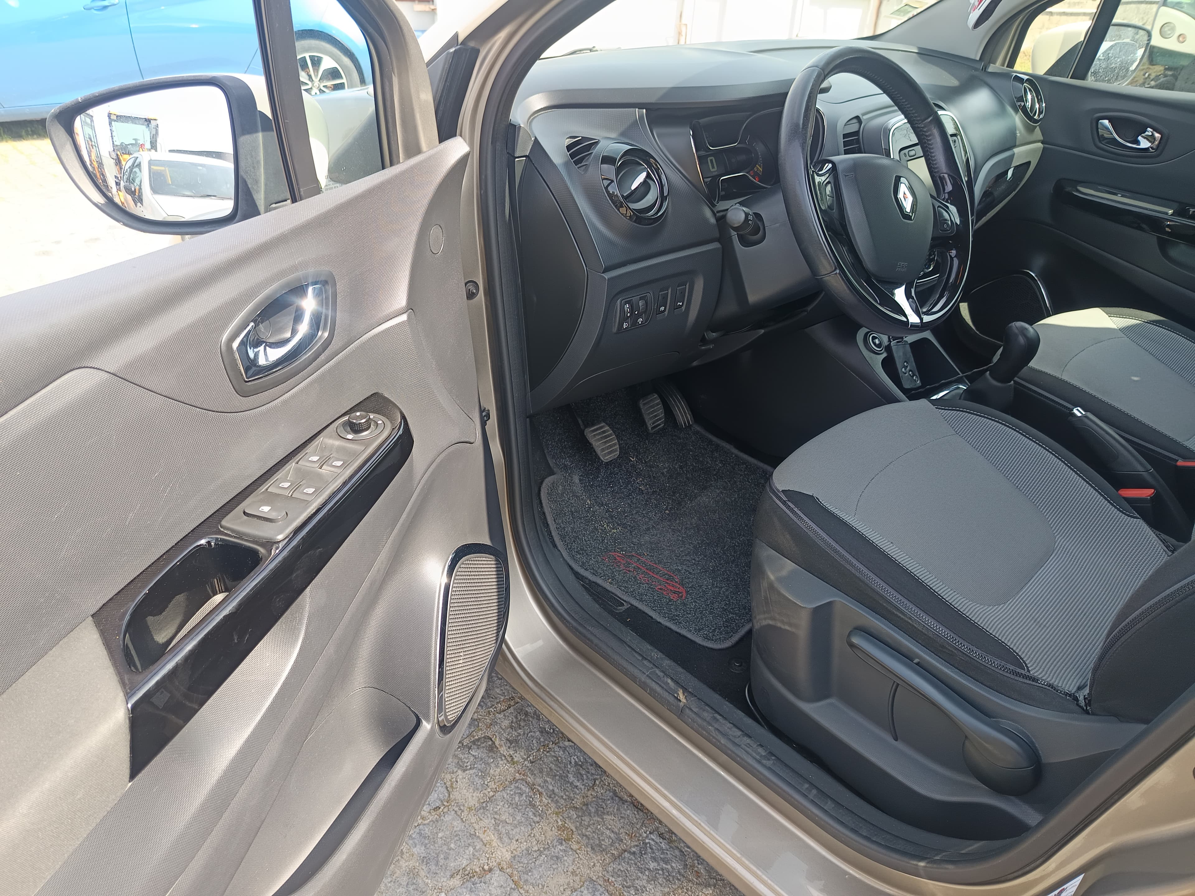 Renault Captur · Ano 2015 — image 33