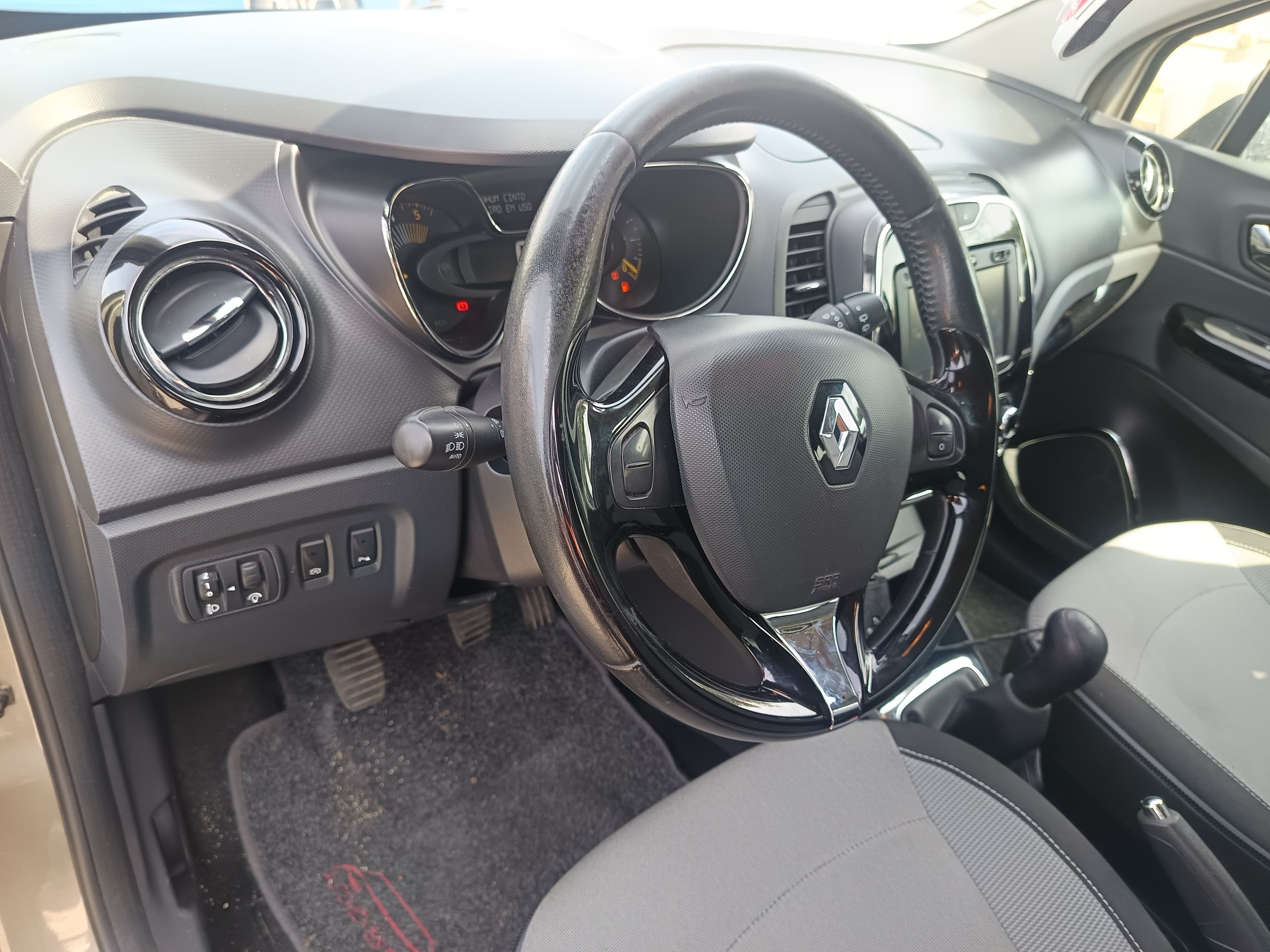 Renault Captur · Ano 2015 — image 17