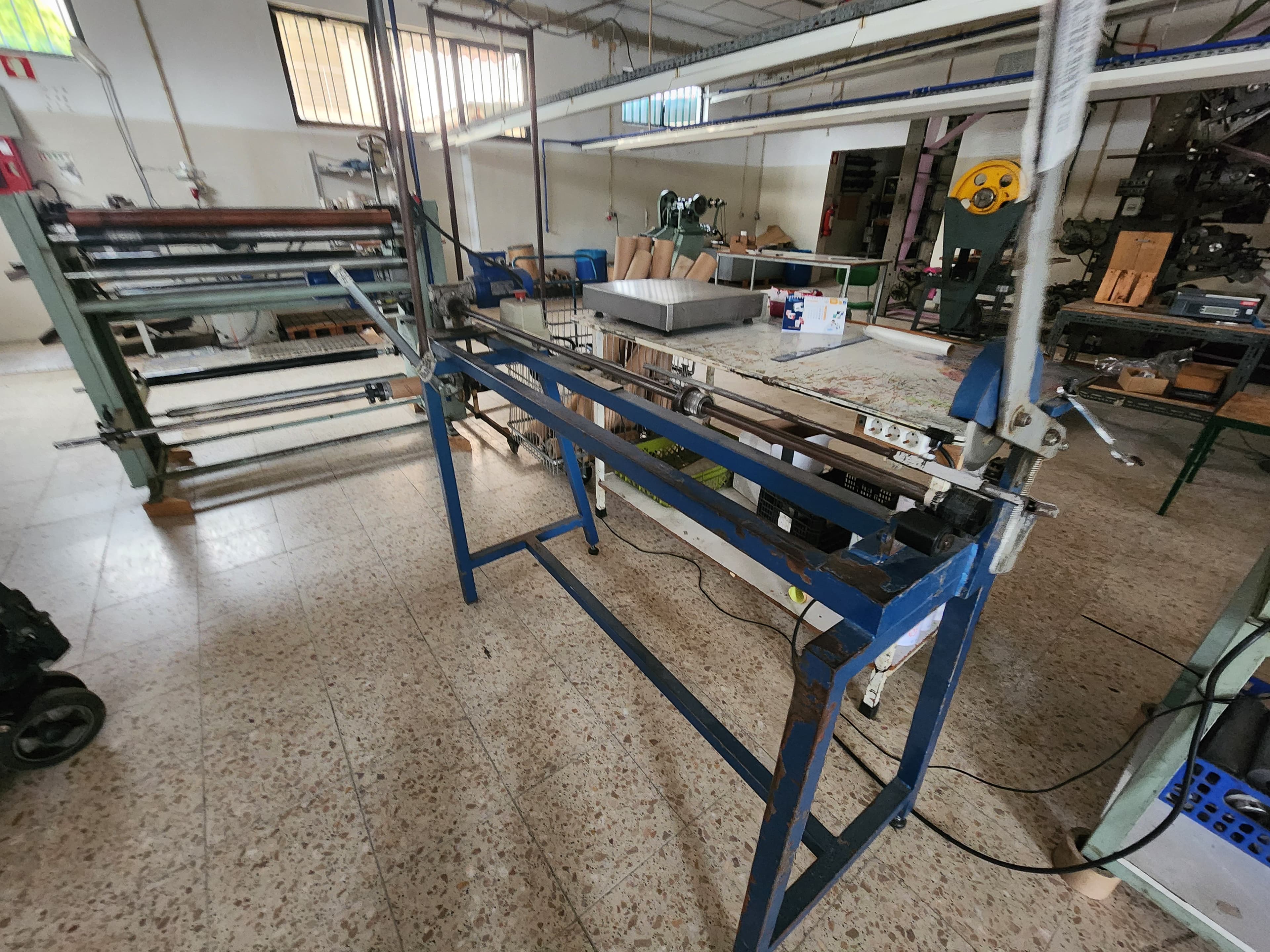 Machine de coupe de tubes en carton