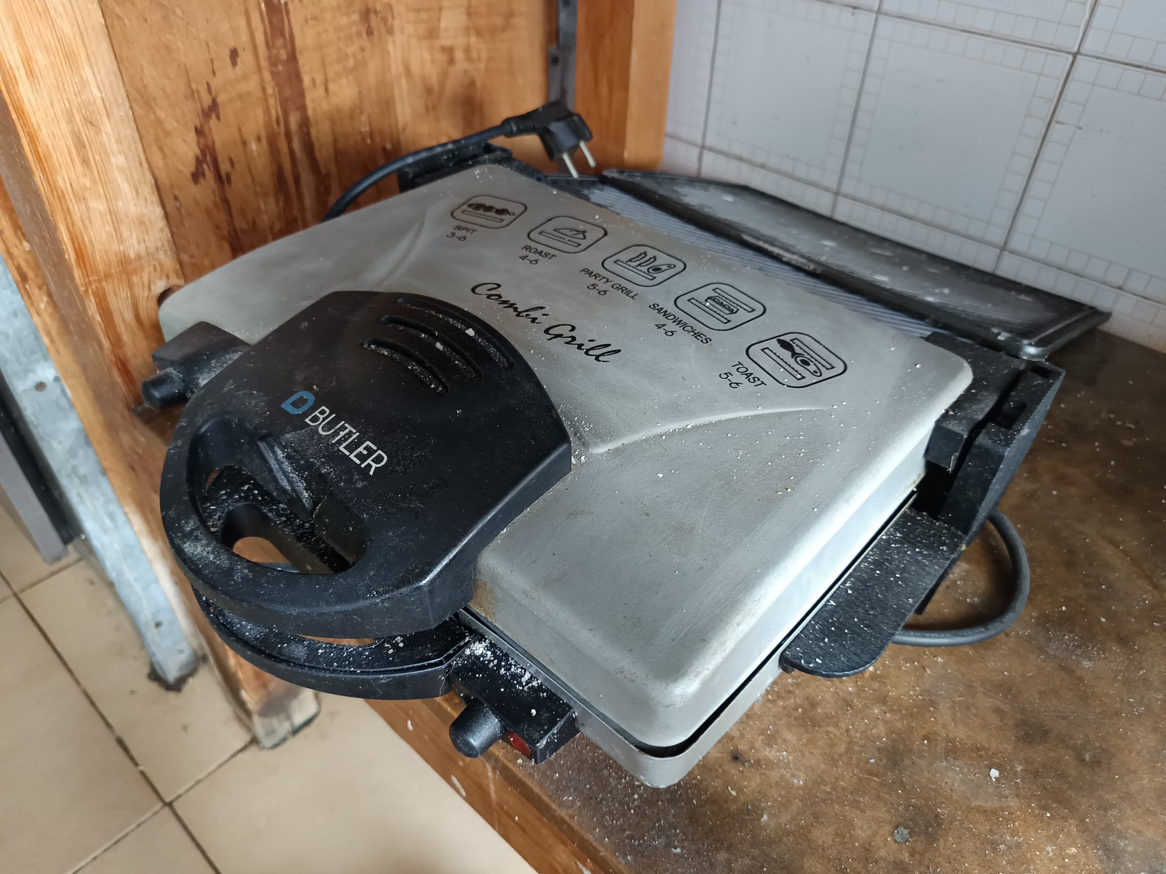 Mesa y tostadora — imagen 4