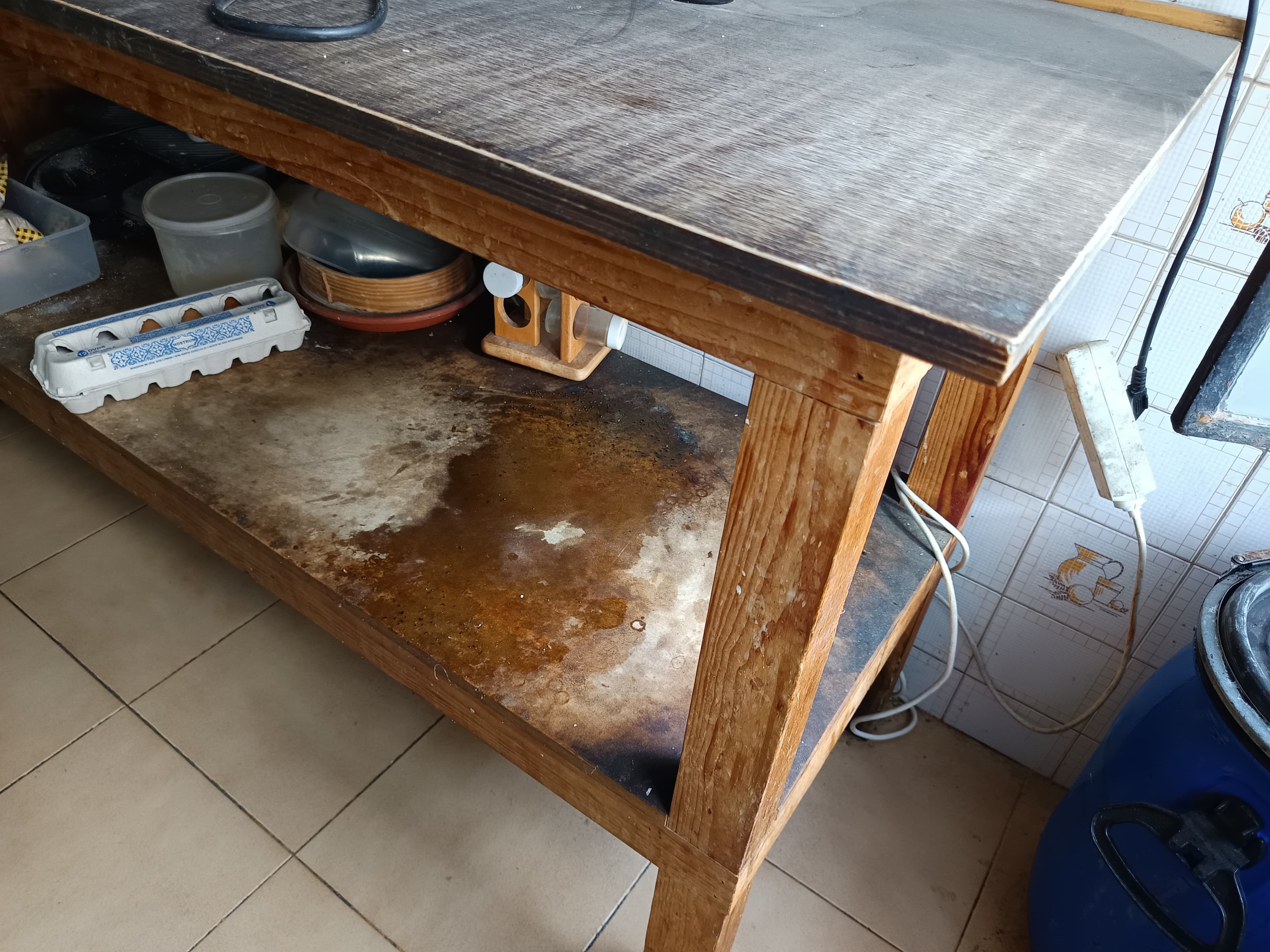 Mesa y tostadora — imagen 3
