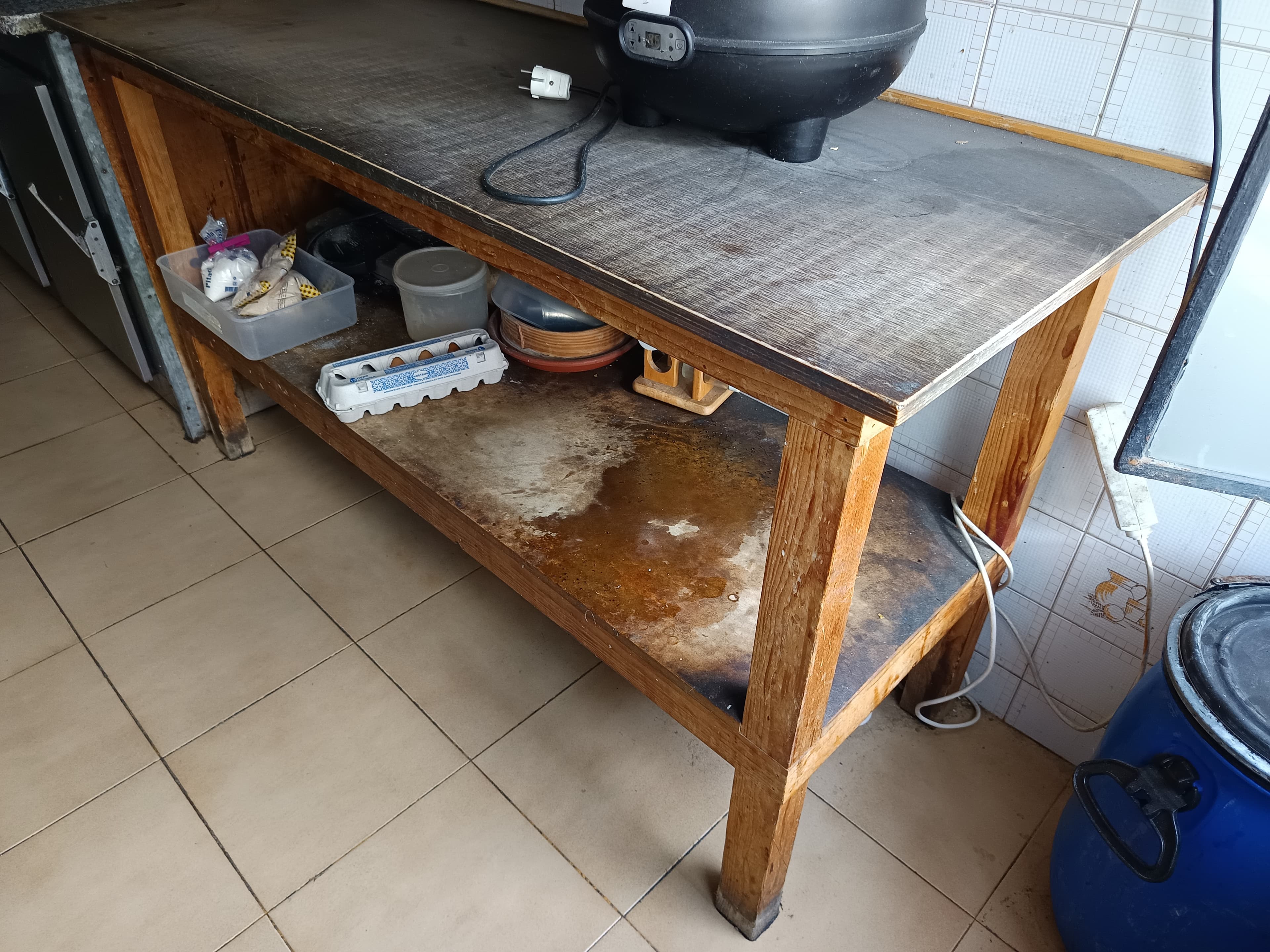 Mesa y tostadora — imagen 2
