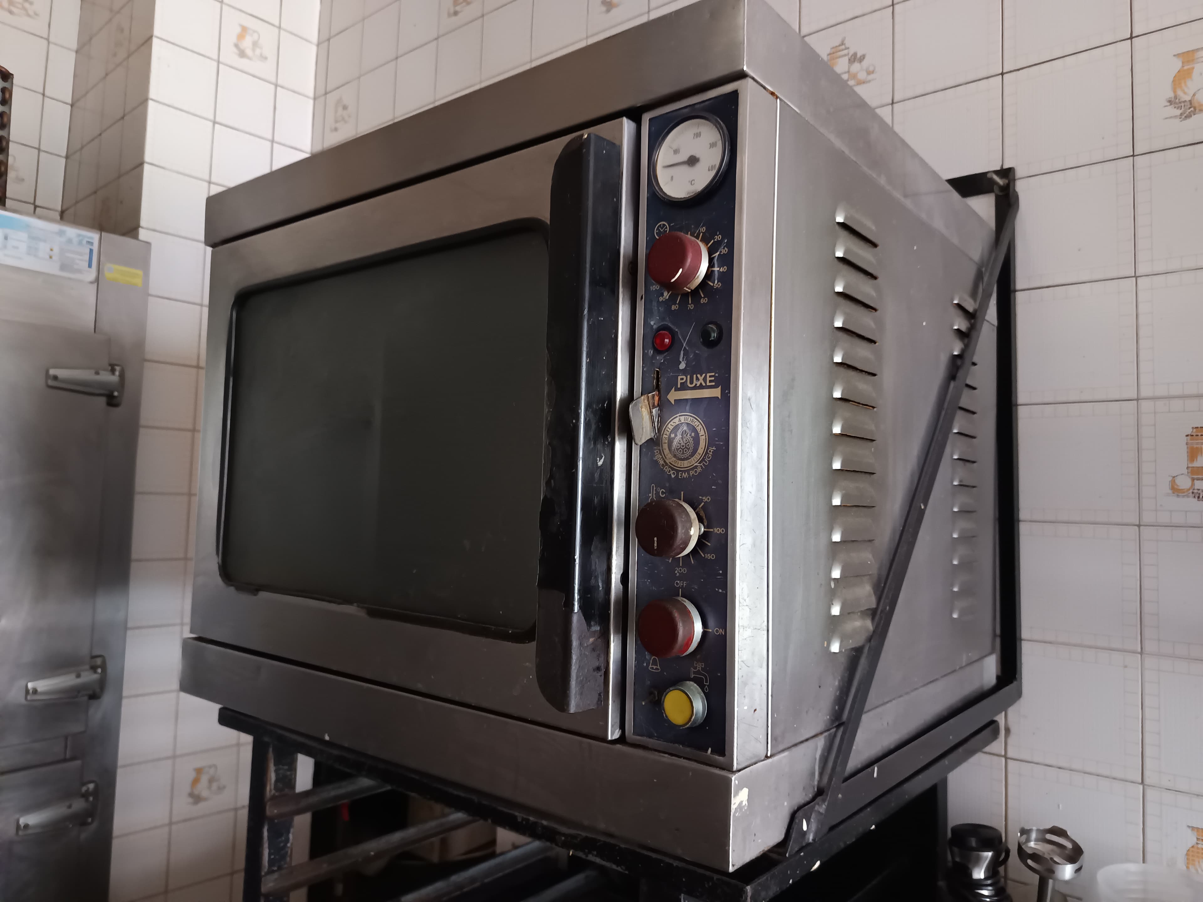 Forno, estufa e estantes — image 1