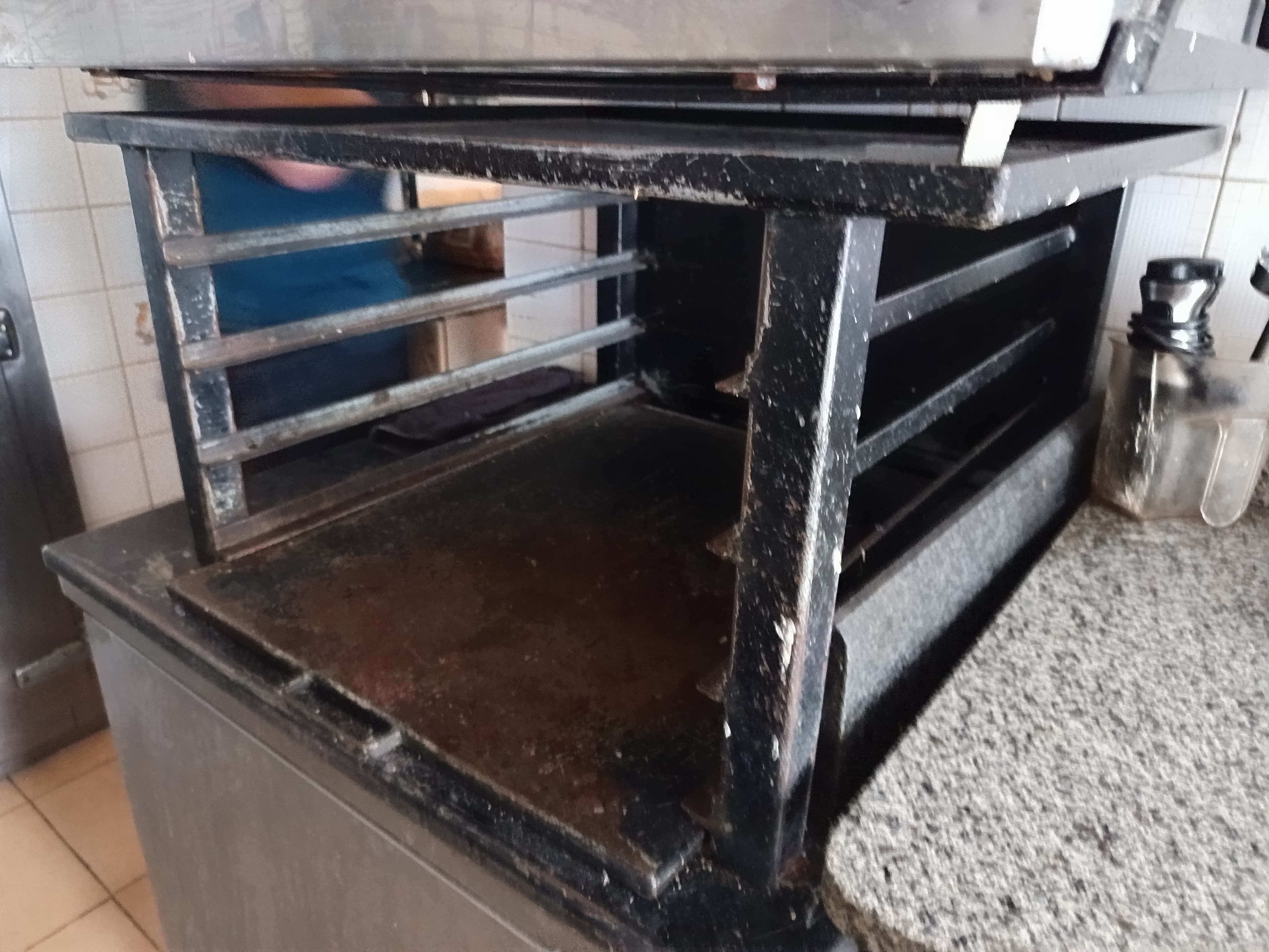 Forno, estufa e estantes — image 10