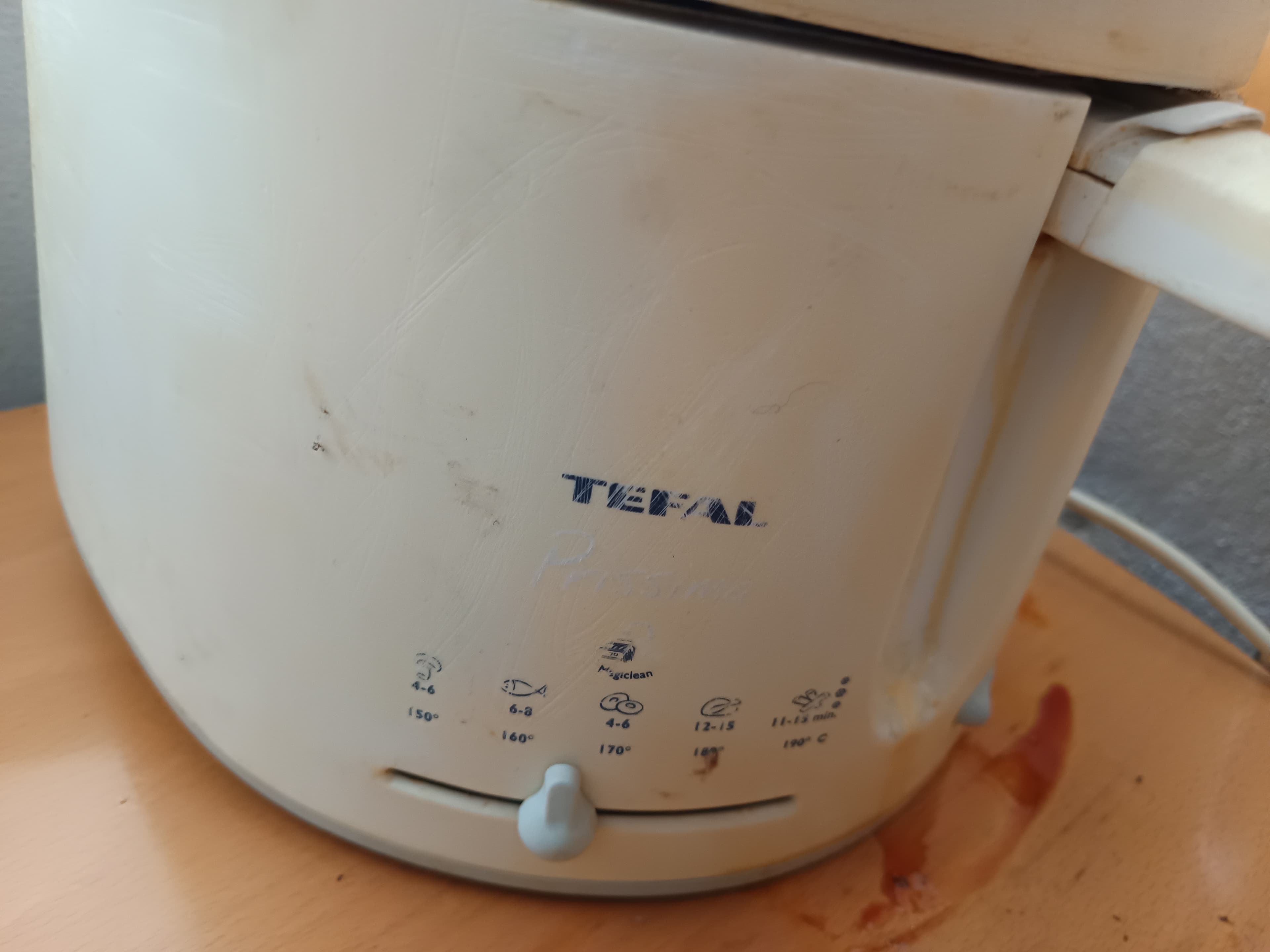 Varinha mágica, utensílios, fritadeira e ventilador. — image 12