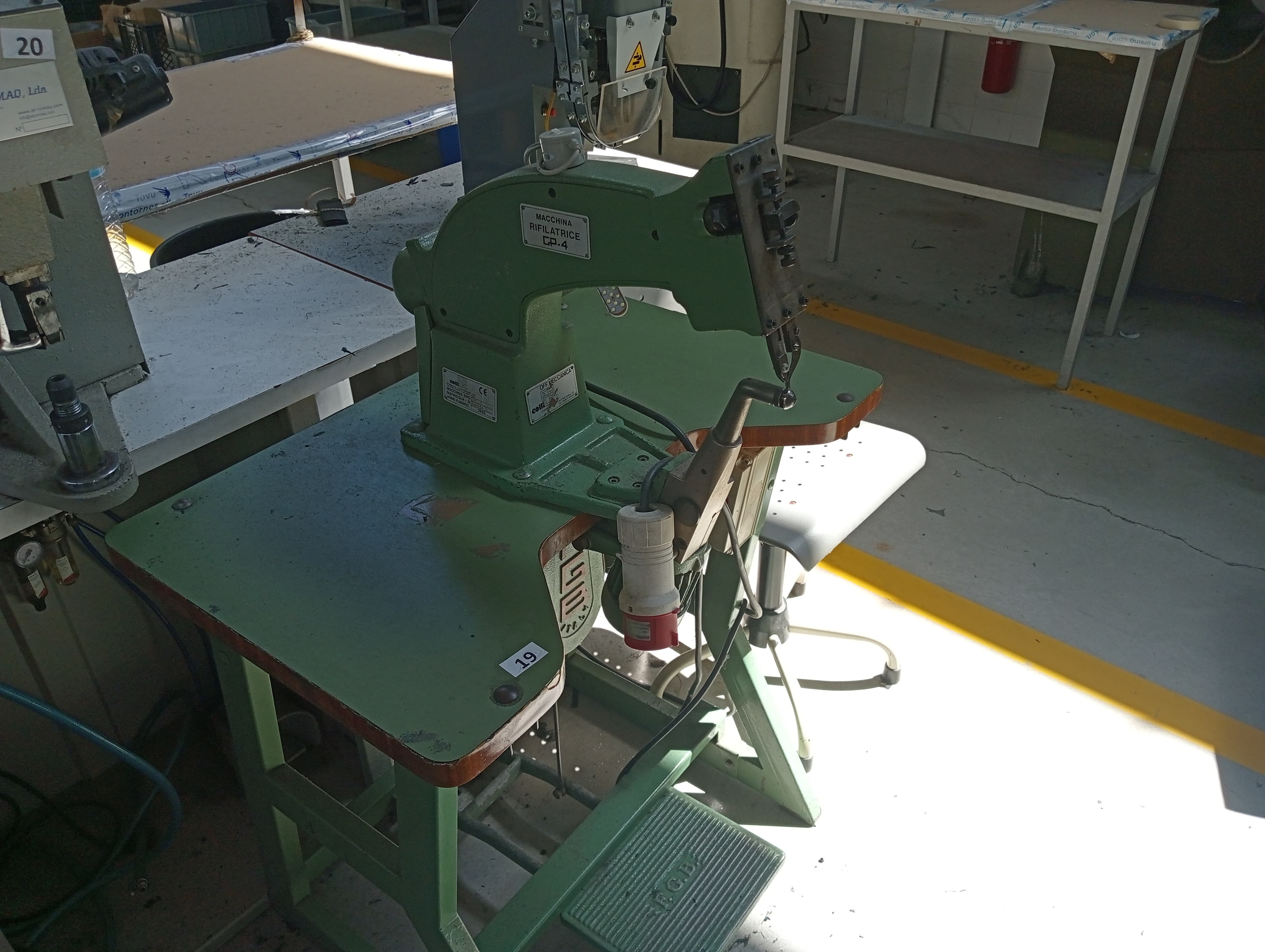 Machines à œillets · Machine à rognage des doublures — image 5