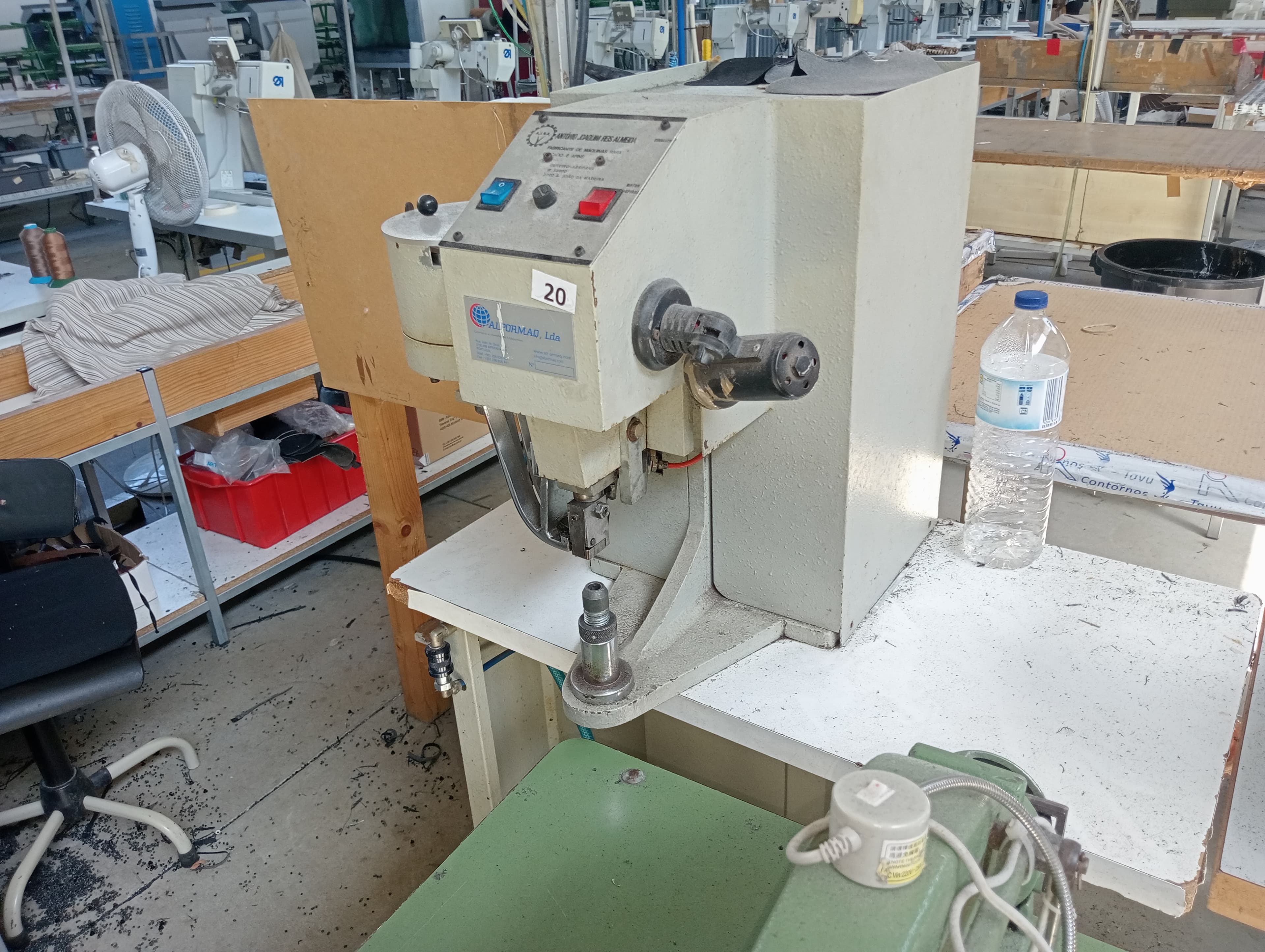 Machines à œillets · Machine à rognage des doublures — image 7