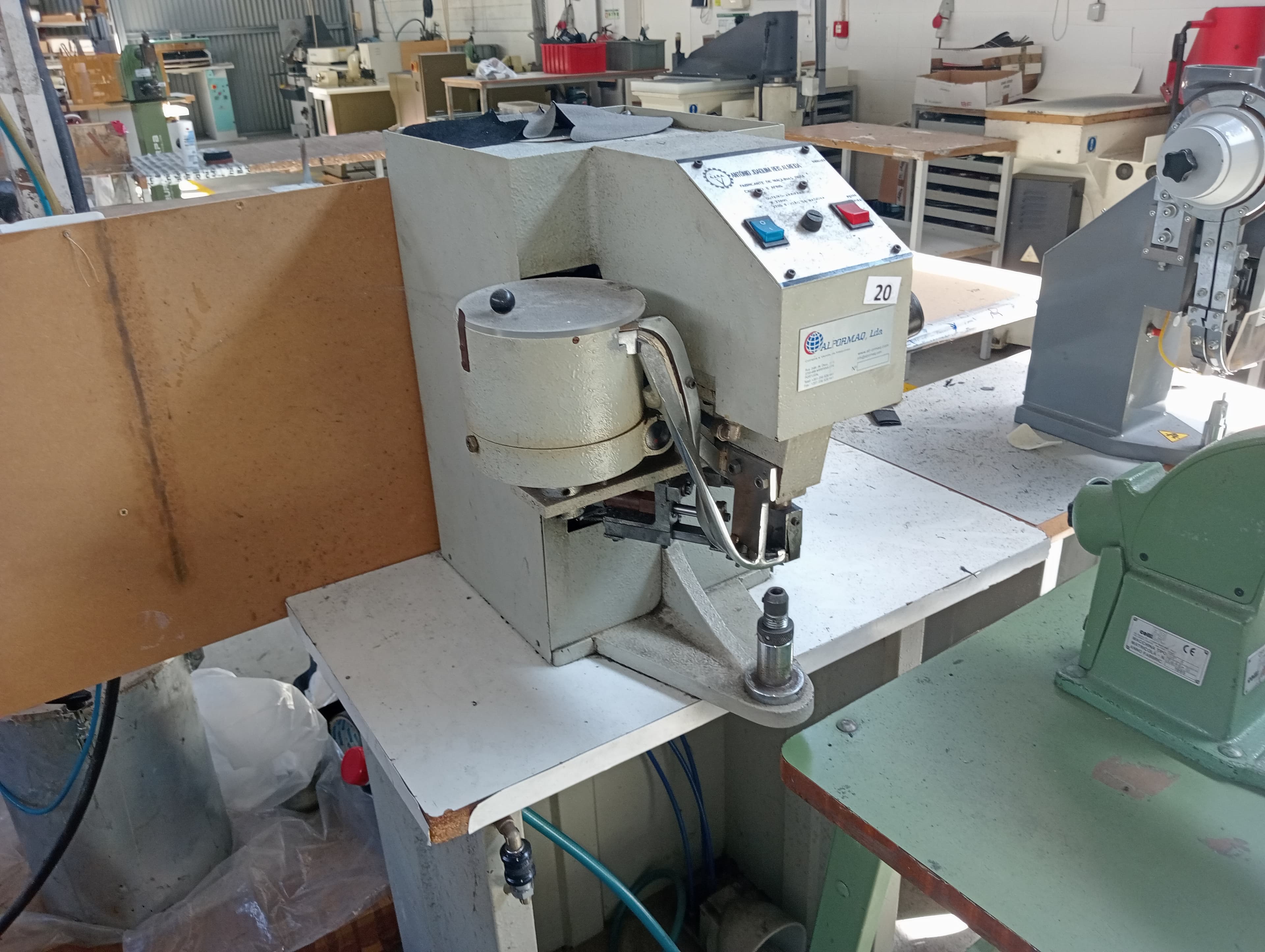 Machines à œillets · Machine à rognage des doublures — image 6