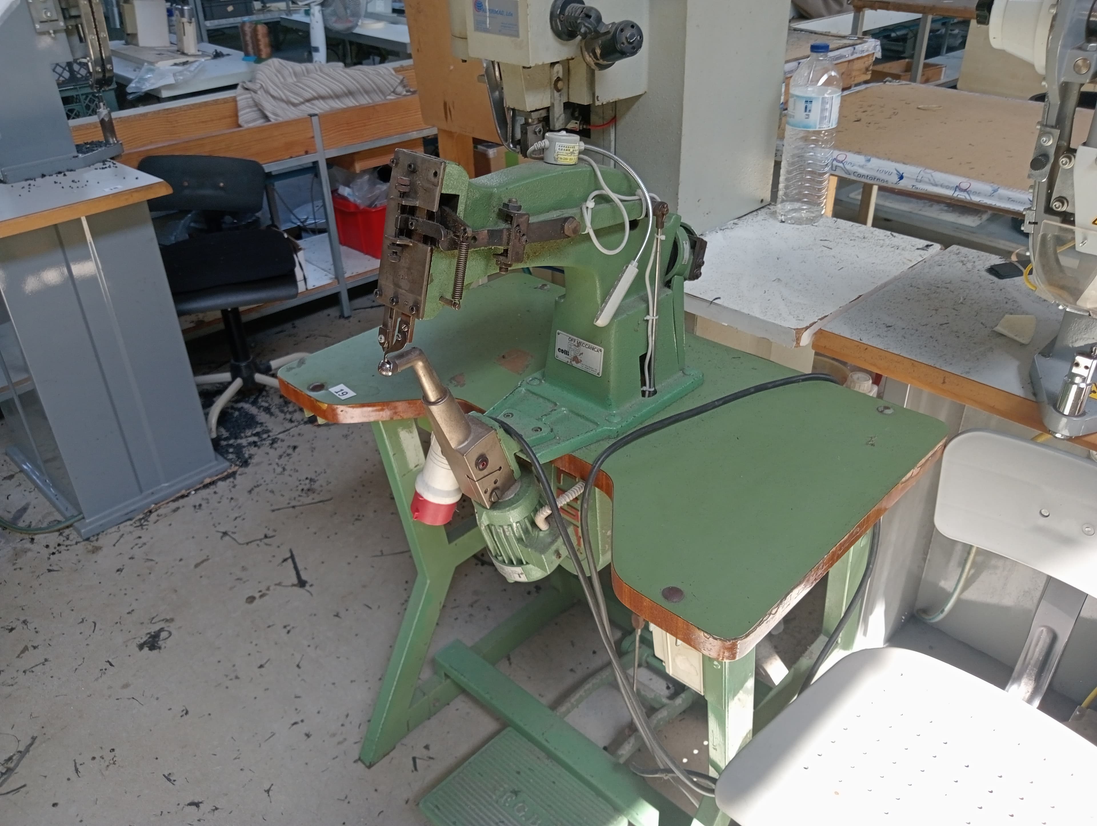 Machines à œillets · Machine à rognage des doublures — image 4
