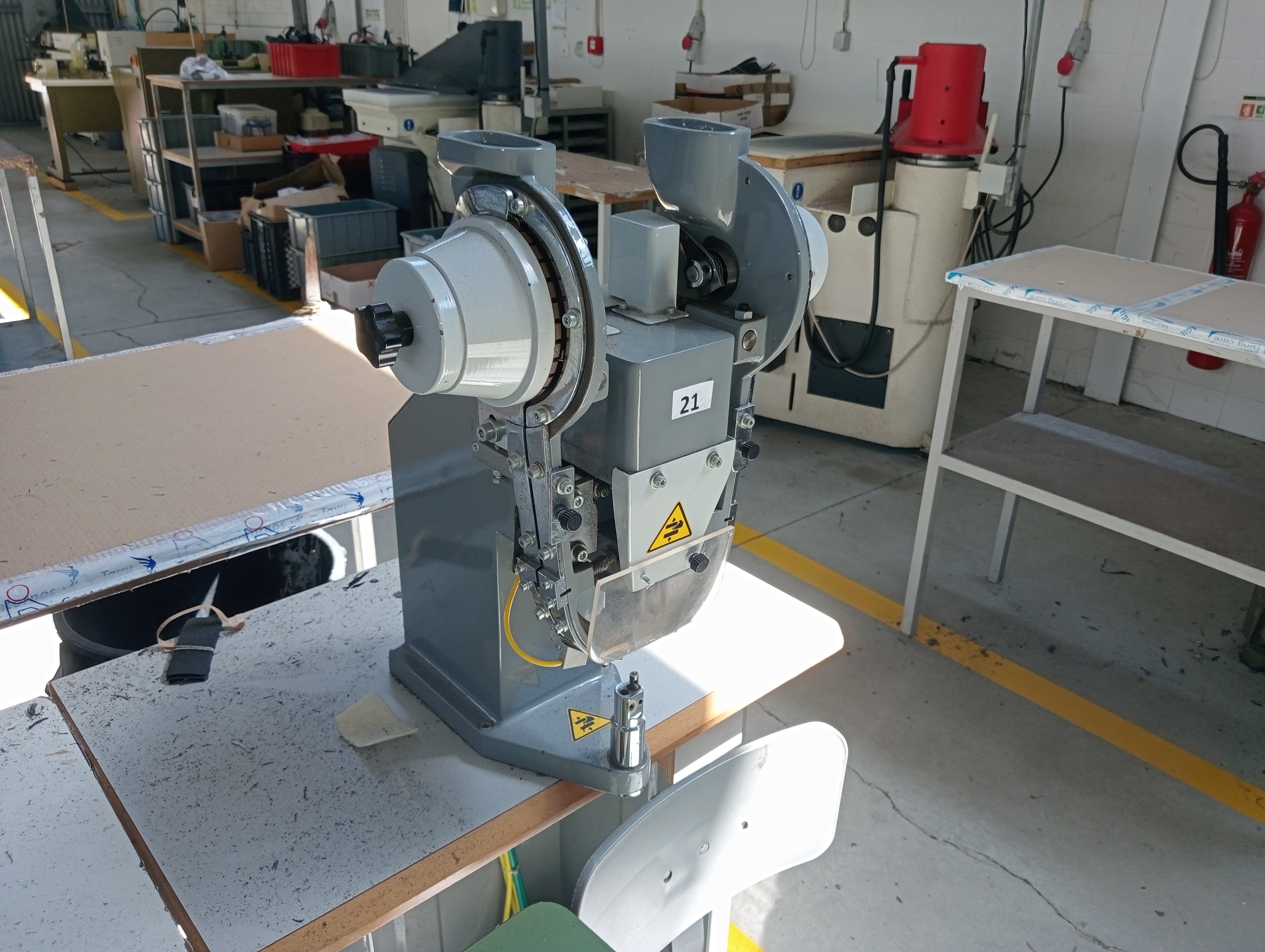 Machine à œillets · Marteau de rabattage des coutures · Tables avec pistolet de collage — image 1