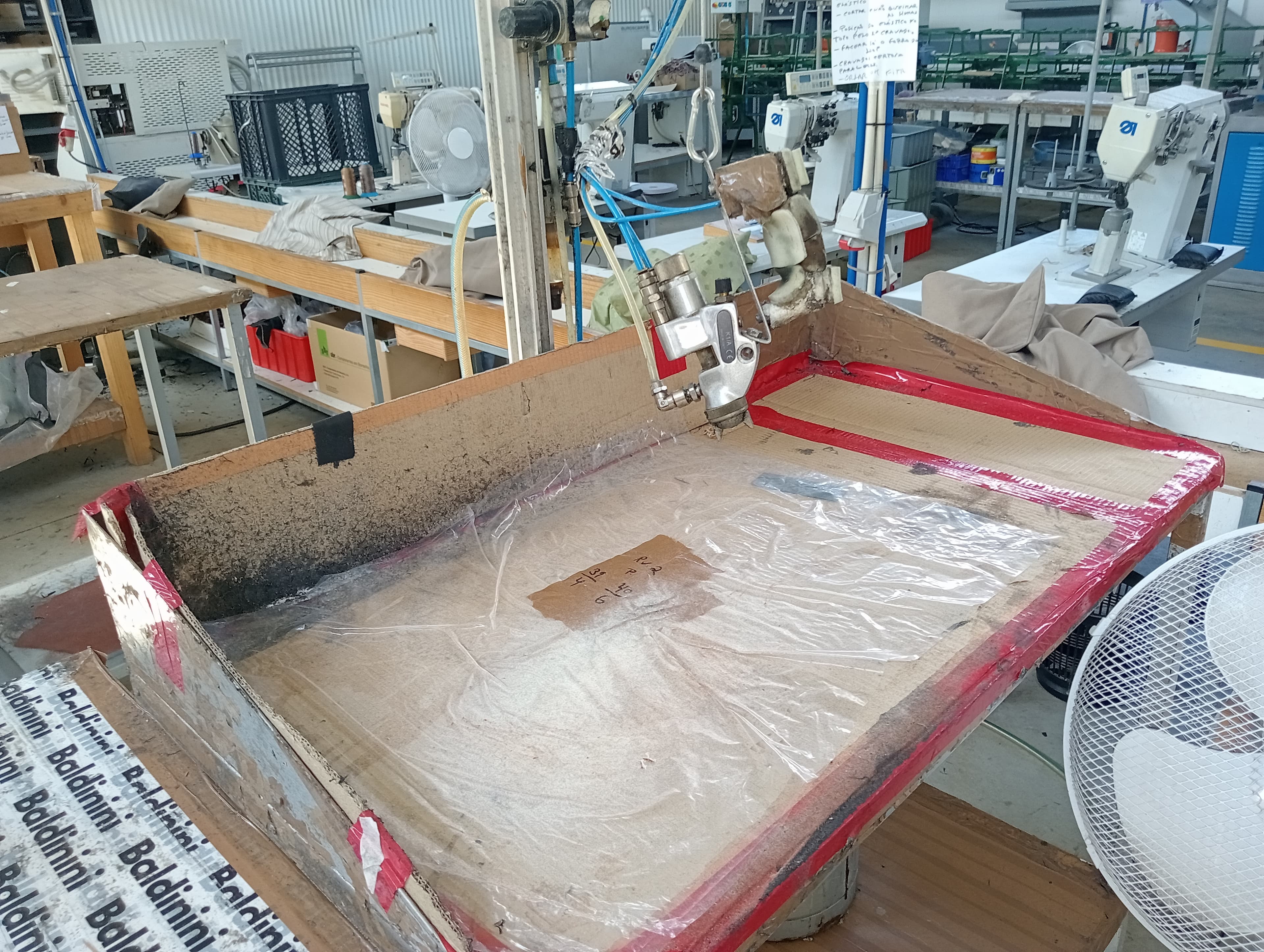 Machine à œillets · Marteau de rabattage des coutures · Tables avec pistolet de collage — image 6