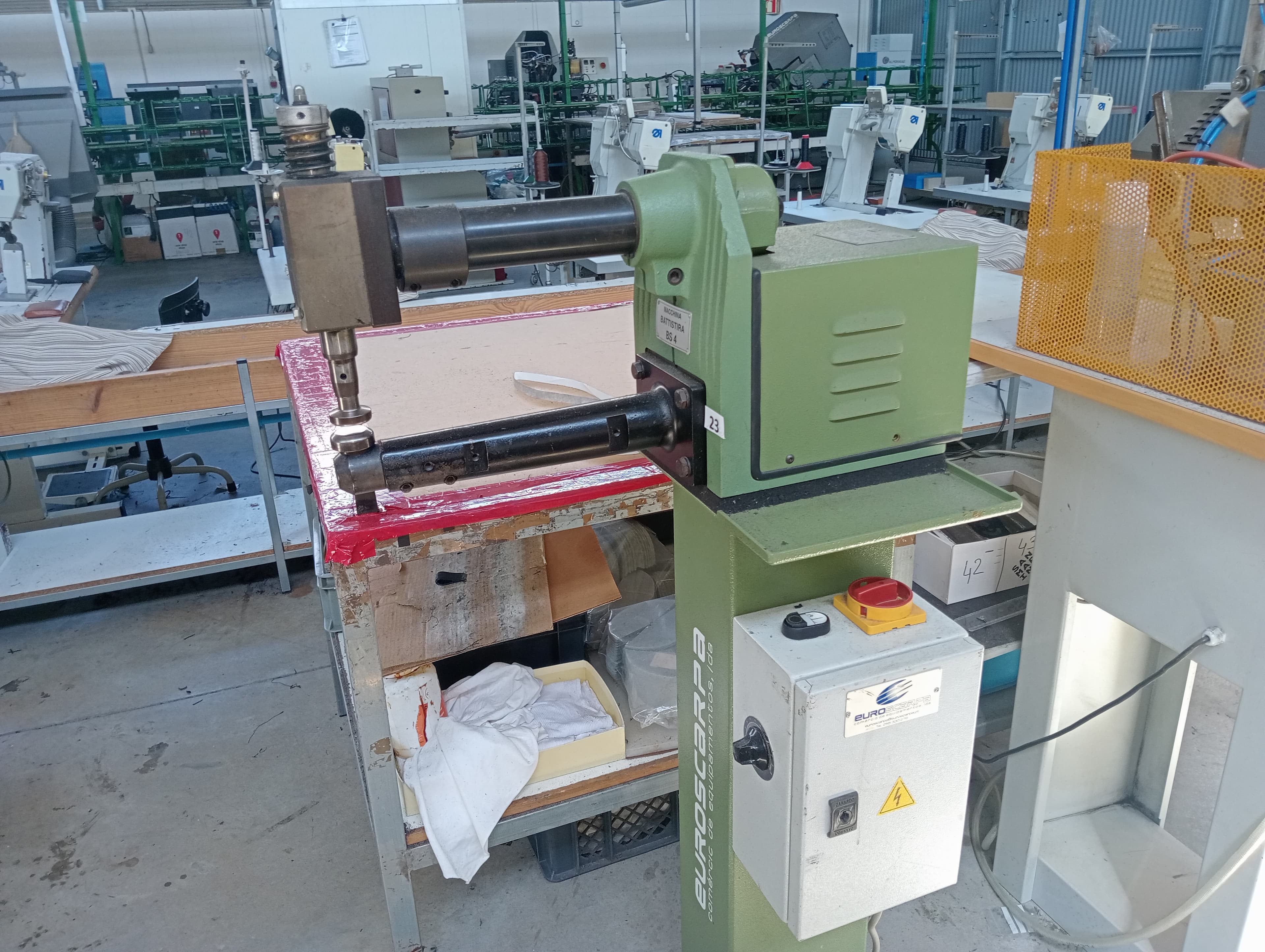Machine à œillets · Marteau de rabattage des coutures · Tables avec pistolet de collage — image 8