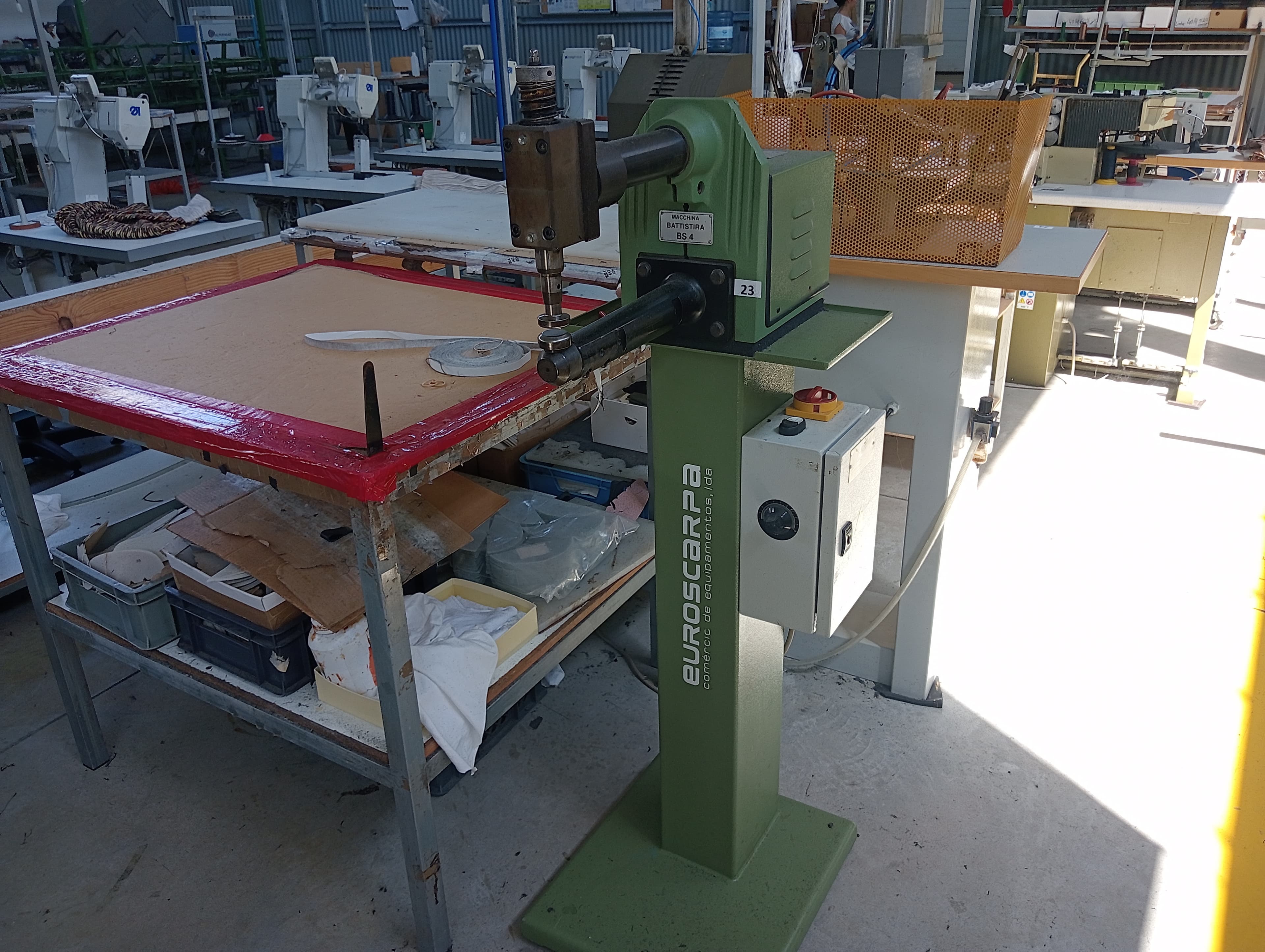 Machine à œillets · Marteau de rabattage des coutures · Tables avec pistolet de collage — image 7