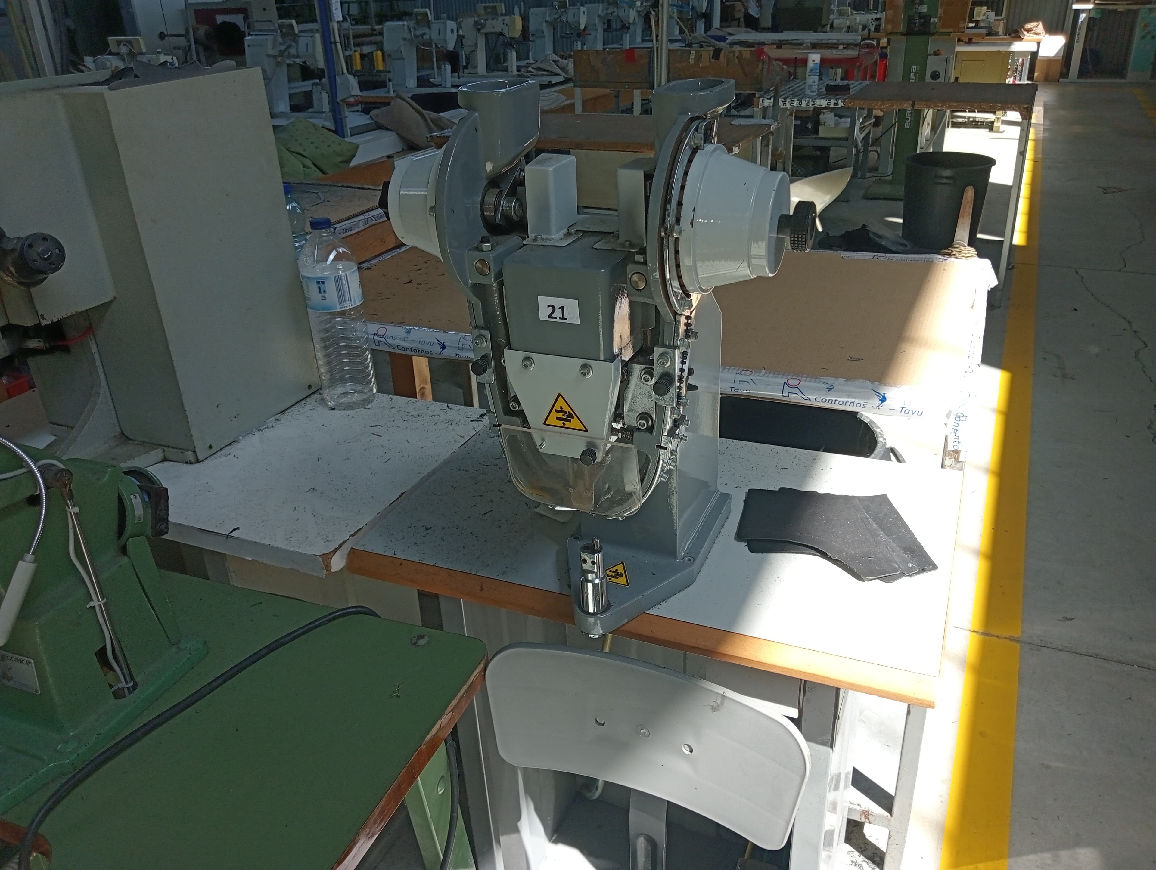 Machine à œillets · Marteau de rabattage des coutures · Tables avec pistolet de collage — image 2
