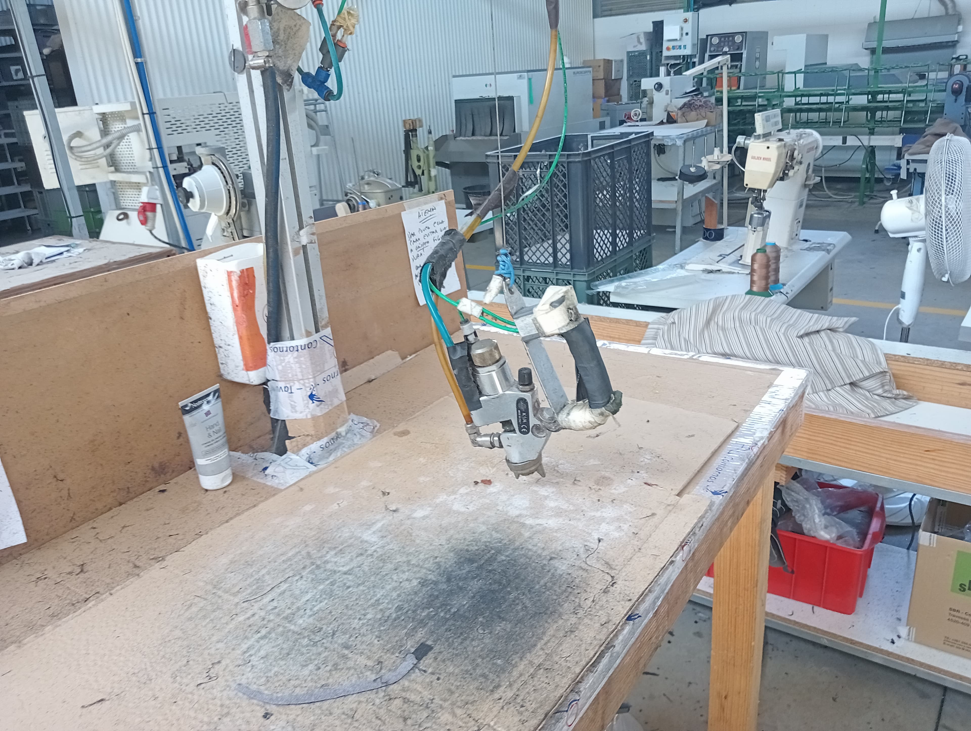 Machine à œillets · Marteau de rabattage des coutures · Tables avec pistolet de collage — image 4