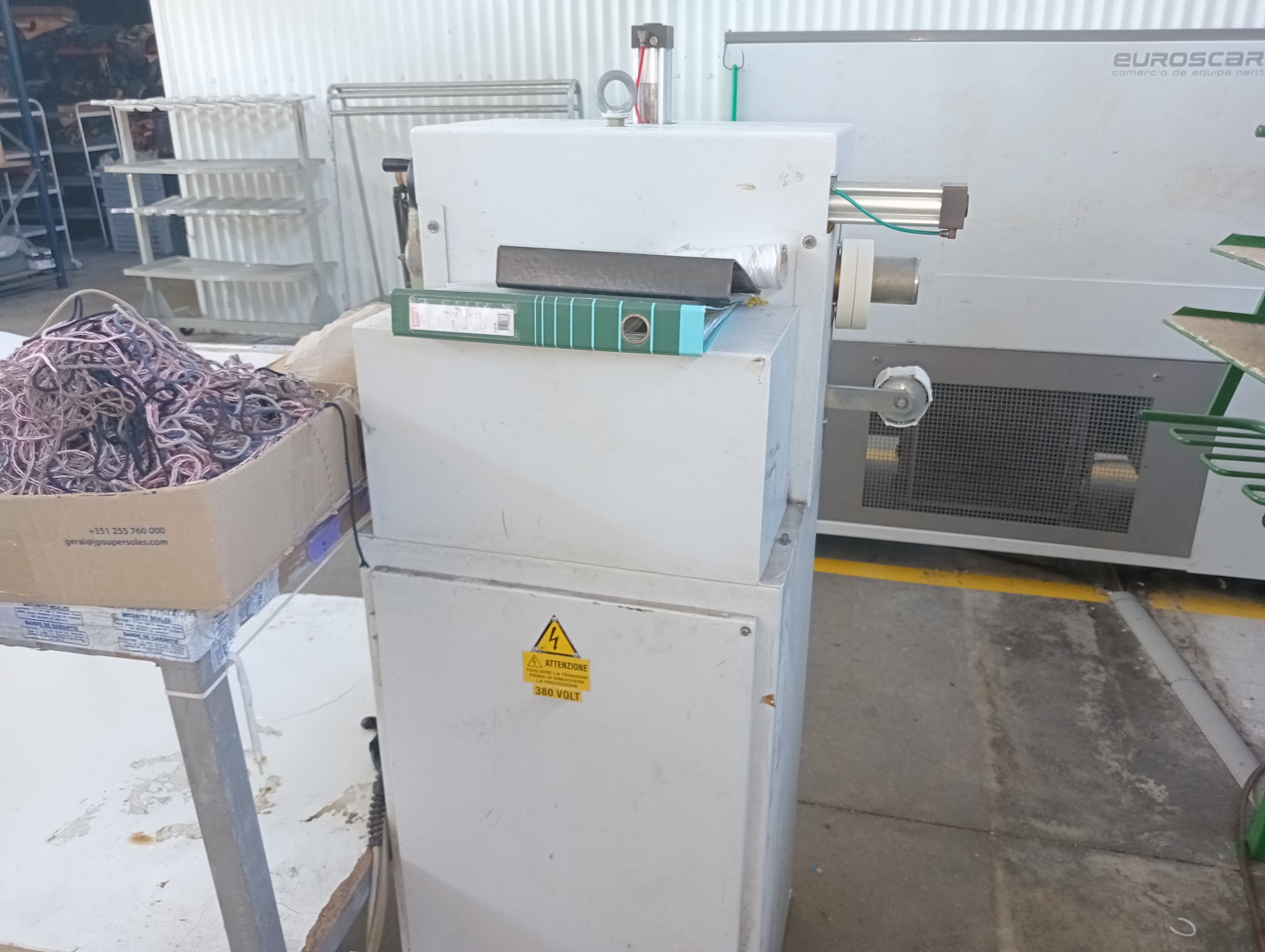 Machine de moulage de têtes et de contreforts · Machine de démoulage · Machine à poser la bande — image 10