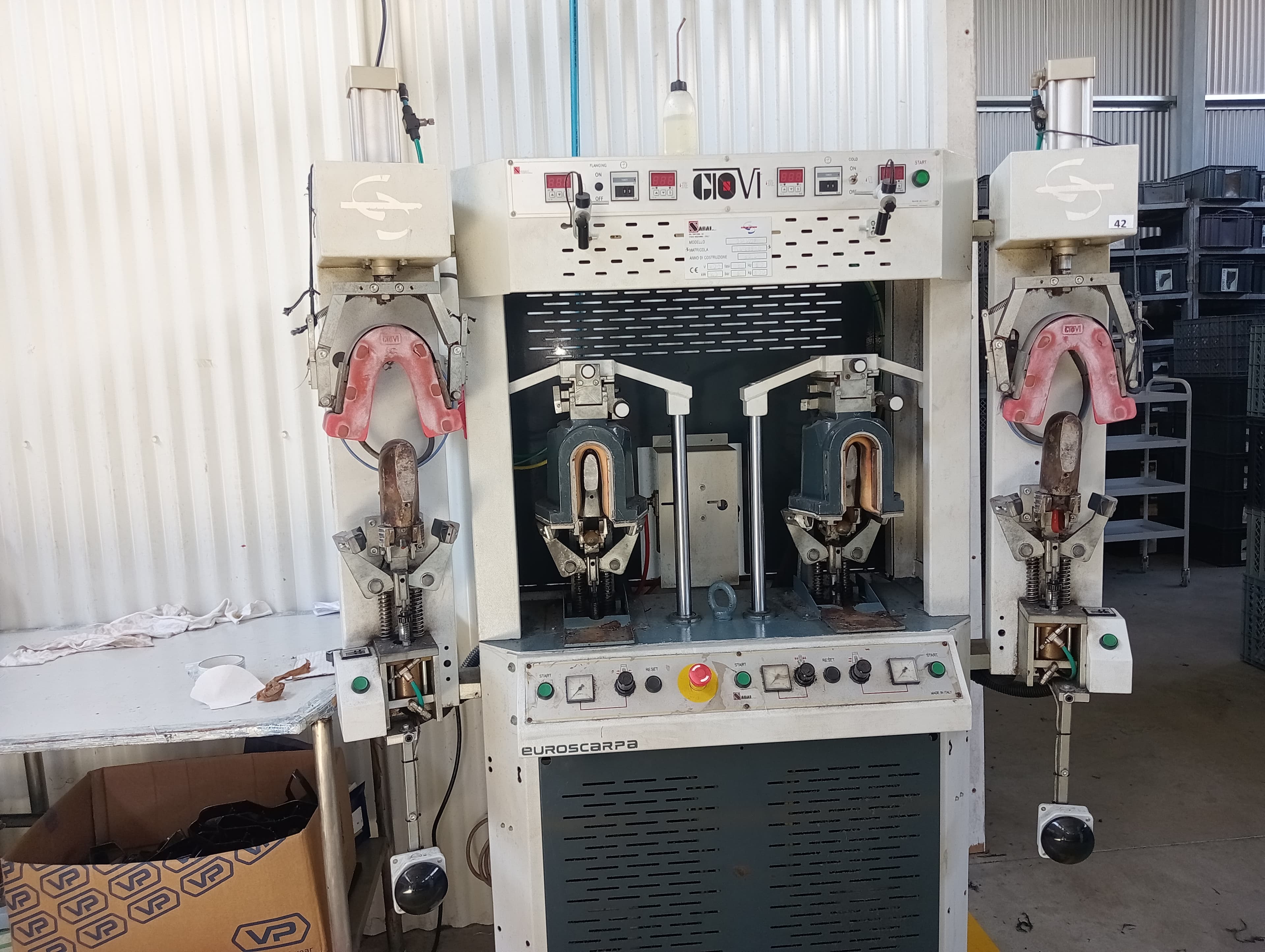 Machine de moulage de têtes et de contreforts · Machine de démoulage · Machine à poser la bande — image 5