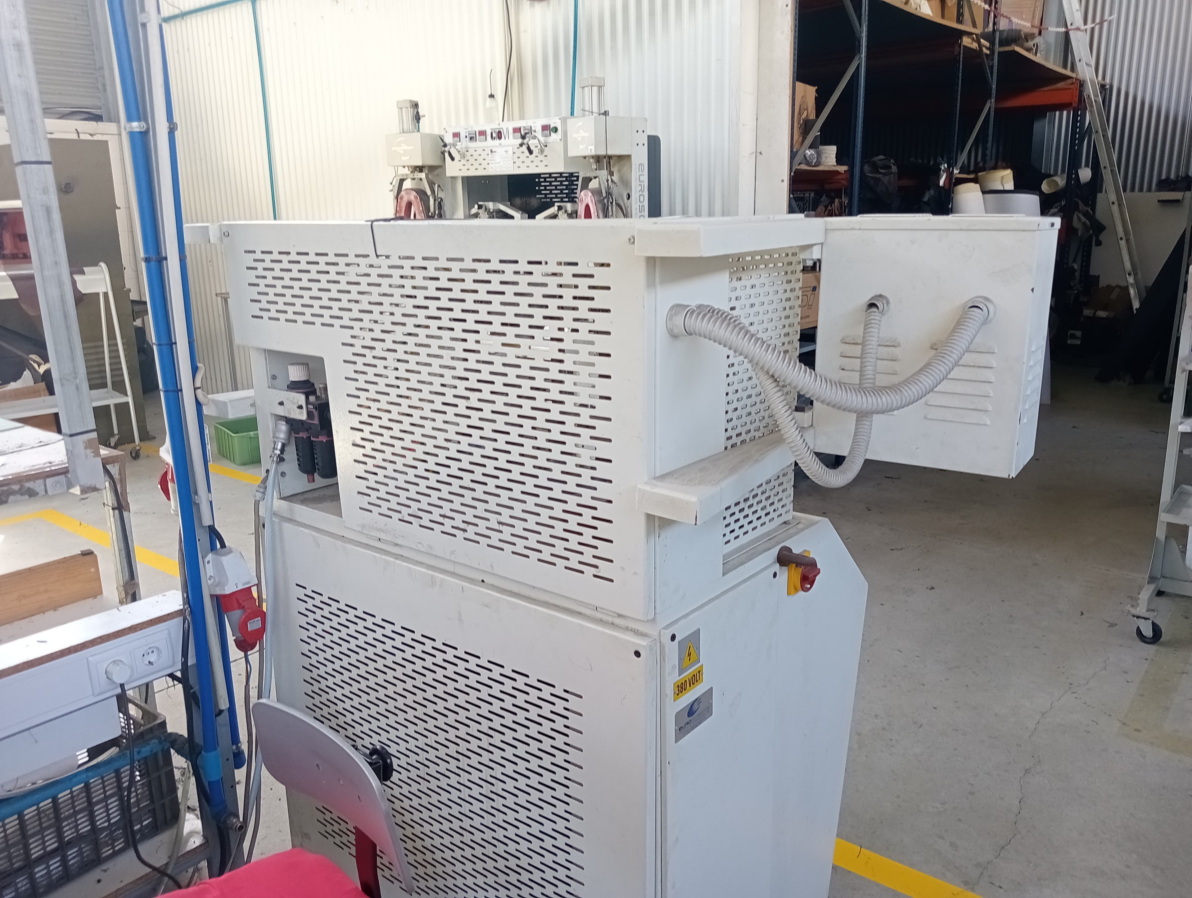 Machine de moulage de têtes et de contreforts · Machine de démoulage · Machine à poser la bande — image 3