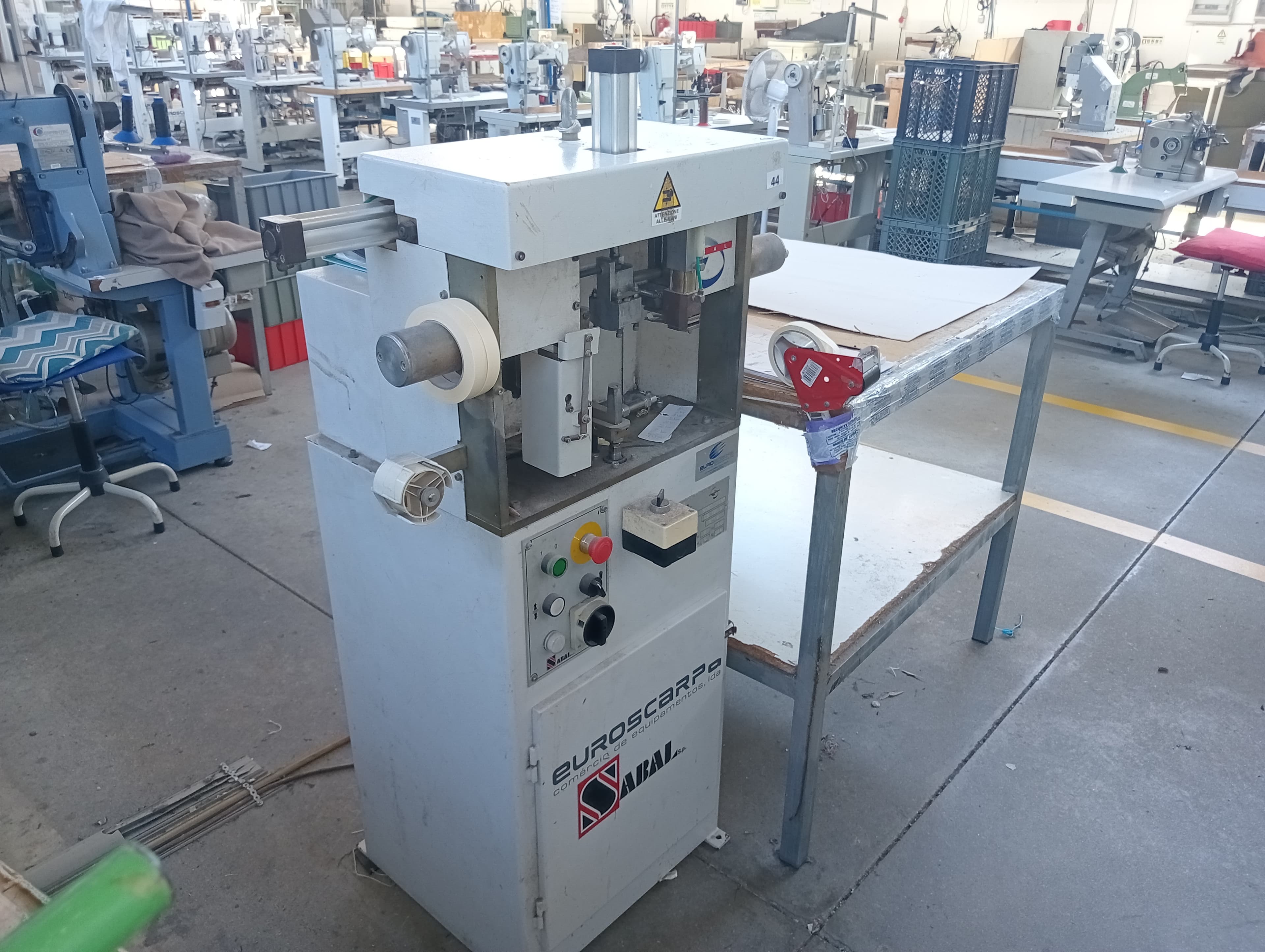 Machine de moulage de têtes et de contreforts · Machine de démoulage · Machine à poser la bande — image 8