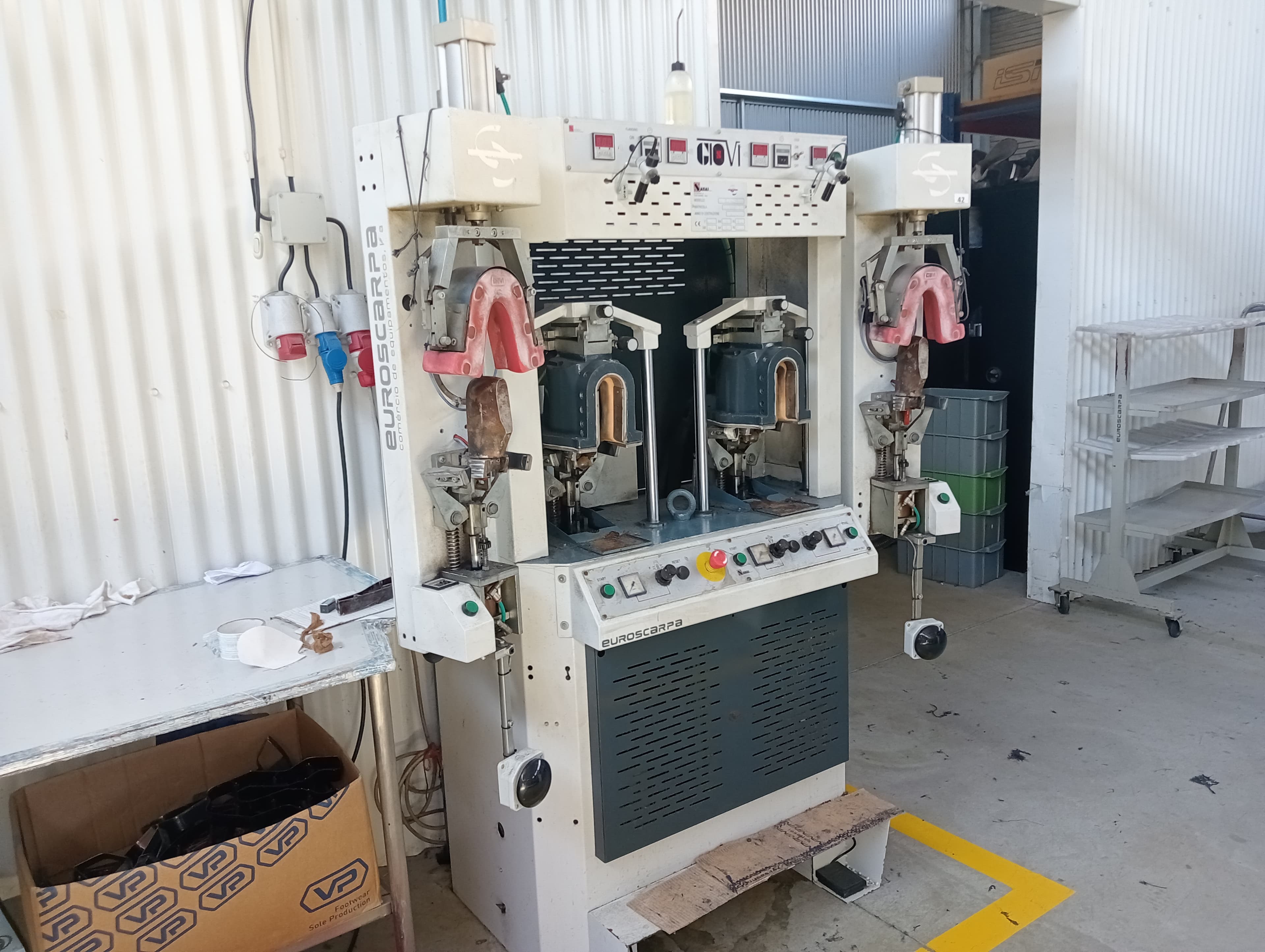 Machine de moulage de têtes et de contreforts · Machine de démoulage · Machine à poser la bande — image 4