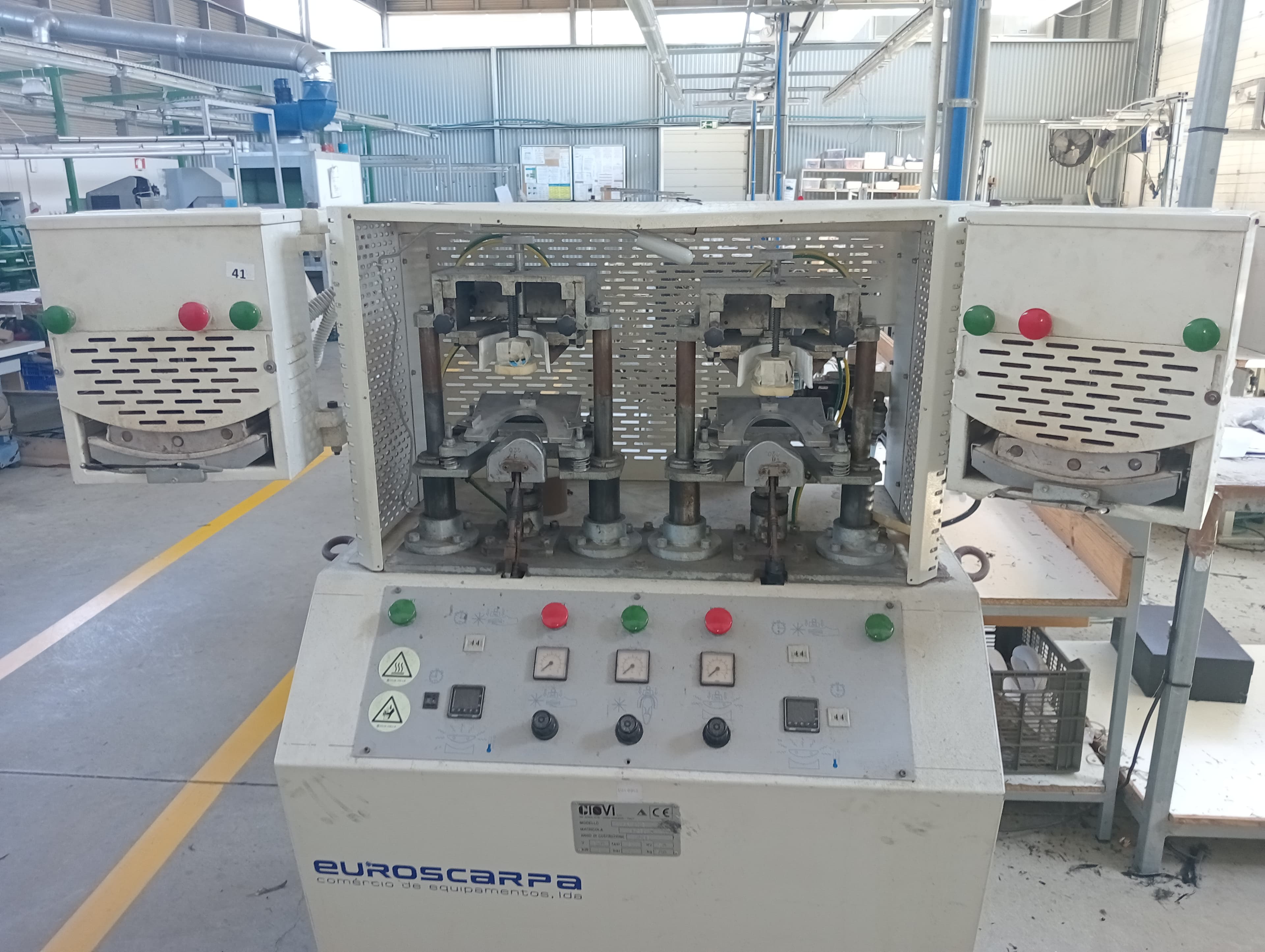 Machine de moulage de têtes et de contreforts · Machine de démoulage · Machine à poser la bande — image 2