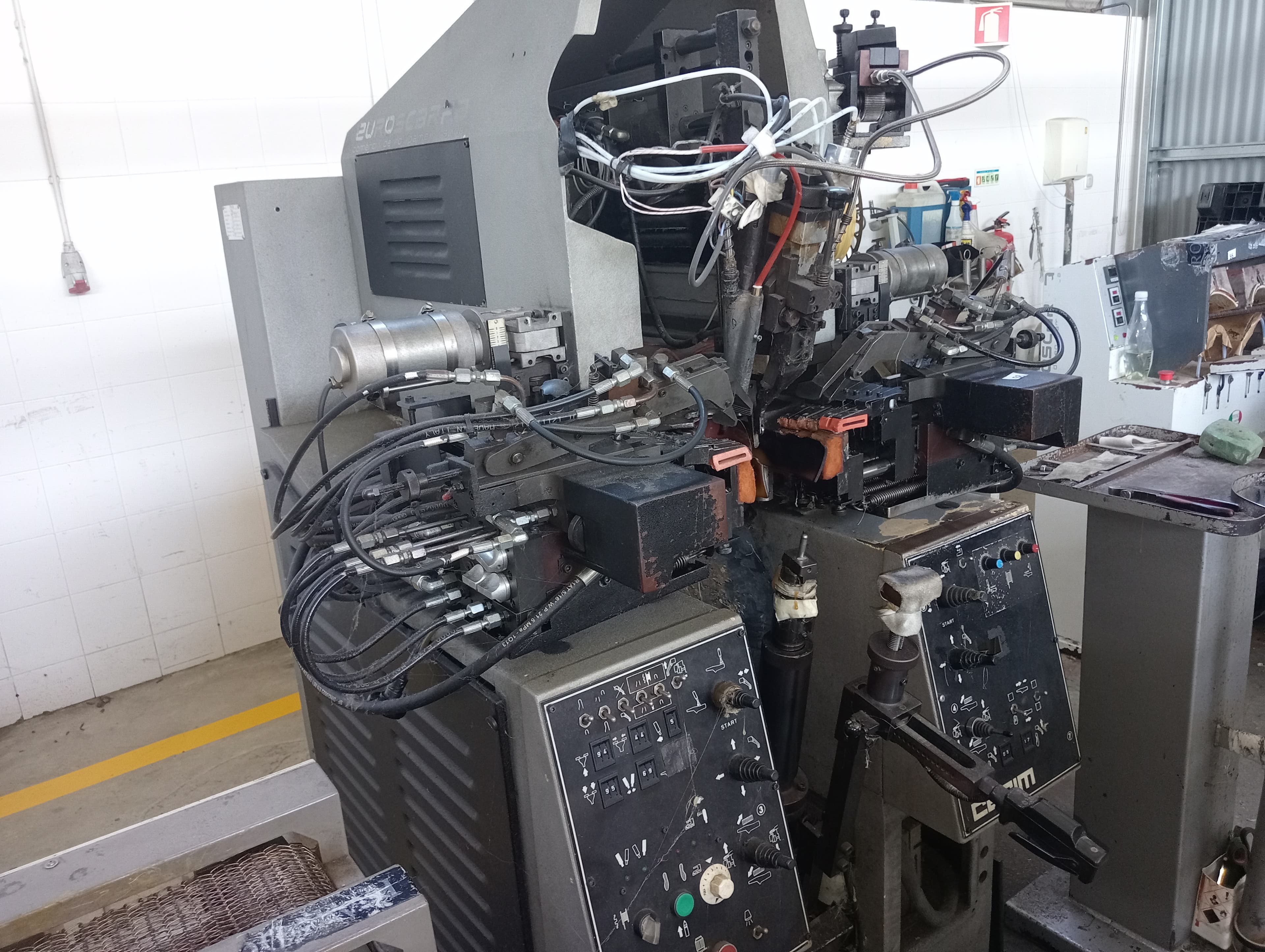 Réactivateur de semelles · Machine à fermer les talons — image 2