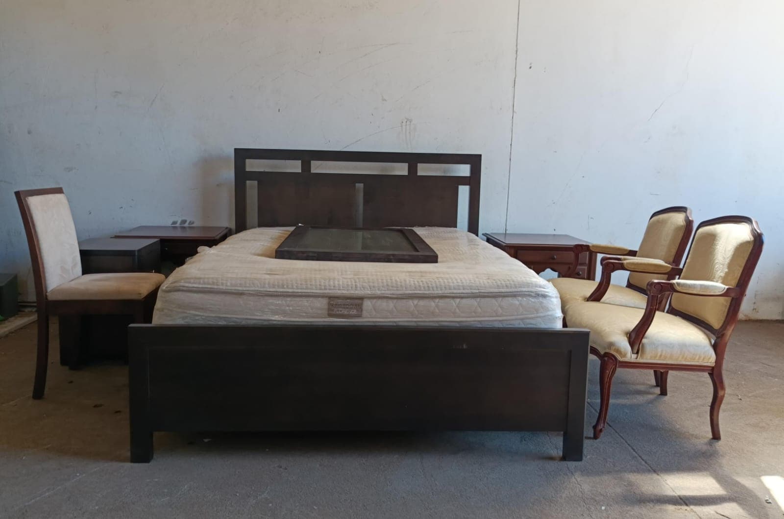 Cama de matrimonio y cabecero