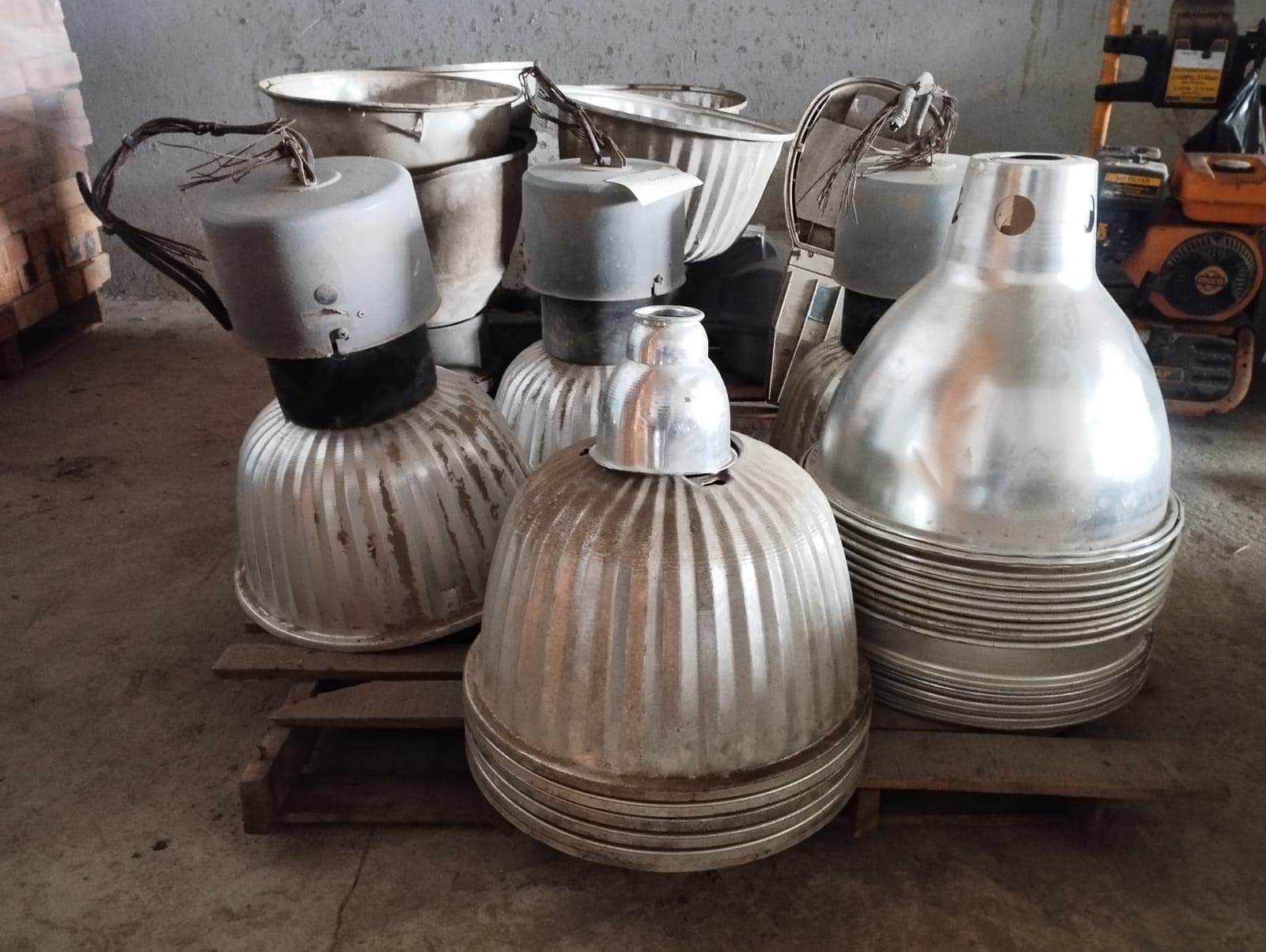 Candeeiros e vinte tampas de lâmpada sem bocal | Lamps and twenty lamp covers without socket