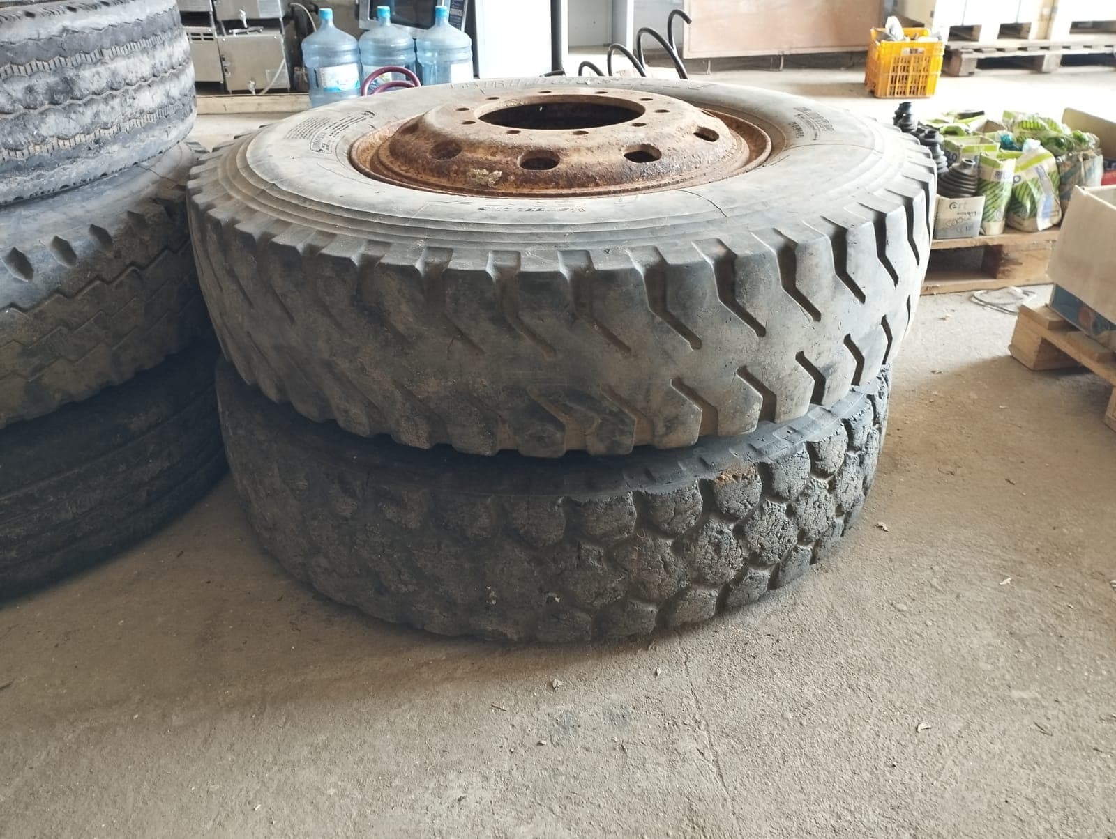 Pneus avec jantes — Bridgestone | Tyres with rims — Bridgestone — image 1